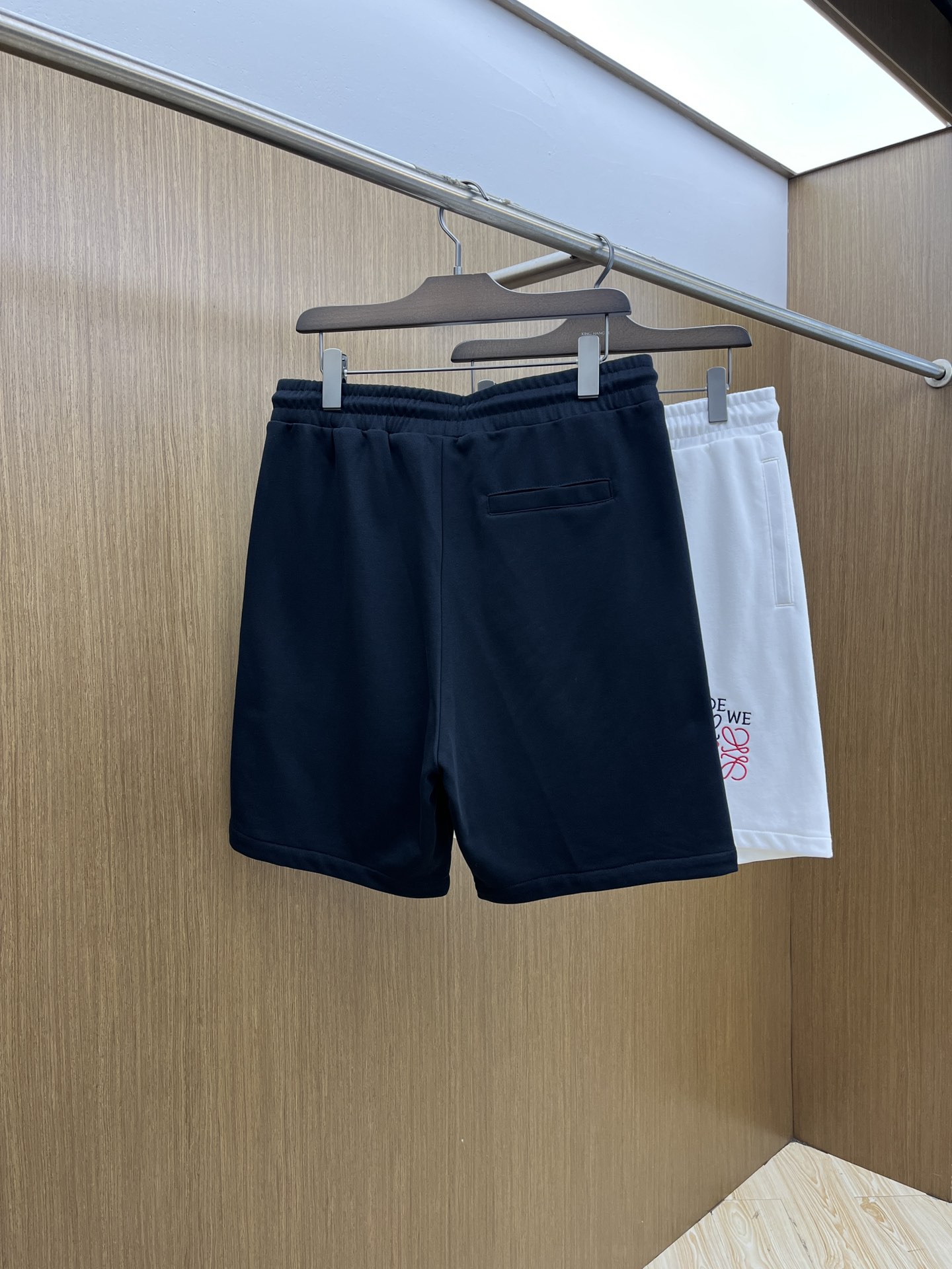 新品 Loe 🔥Ss春夏新款独家专供新款休闲短裤🩳高端版本 定制面料 透气舒适度高，细节无可挑剔，品牌元