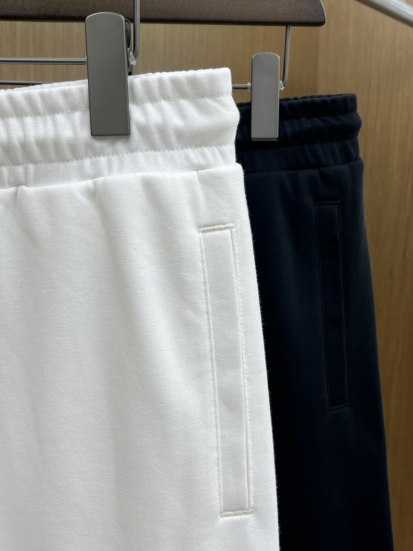 新品 Loe 🔥Ss春夏新款独家专供新款休闲短裤🩳高端版本 定制面料 透气舒适度高，细节无可挑剔，品牌元