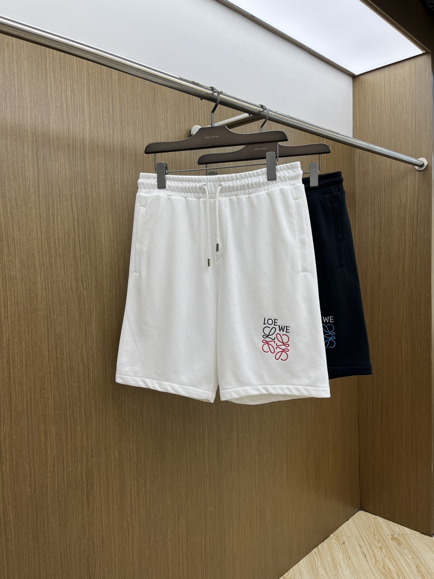 NO:515048,New product Loe Ss spring and summer new style exclusively for new casual shorts high-end versions. Customized fabrics, breathable and comfortable, impeccable details, brand elements design concept, reflecting high quality. The feel is delicate and soft!  It is casually cut, with a great upper body style!  FDL code number S-3XL maximum wearable 210 catties, loewe, shorts, alexander wang19860909新品 Loe Ss春夏新款独家专供新款休闲短裤高端版本 定制面料 透气舒适度高,细节无可挑剔,品牌元素设计理念,体现高品质.手感细腻柔软！呈现休闲裁剪,上身版型超赞！fdl码数S-3XL 最大可穿210斤,,loewe,shorts,alexander wang,Men's clothing