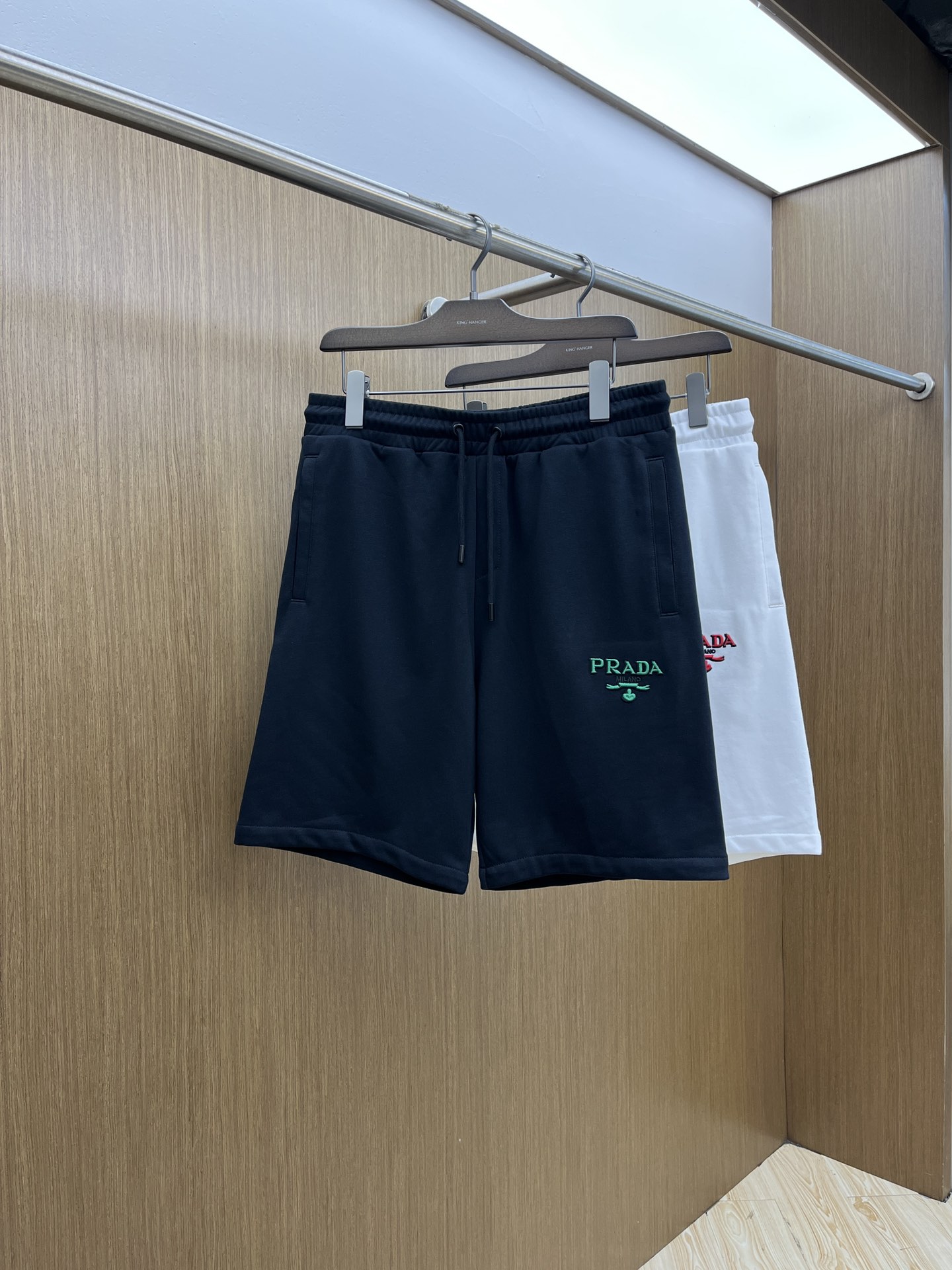 新品 PD 🔥Ss春夏新款独家专供新款休闲短裤🩳高端版本 定制面料 透气舒适度高，细节无可挑剔，品牌元素