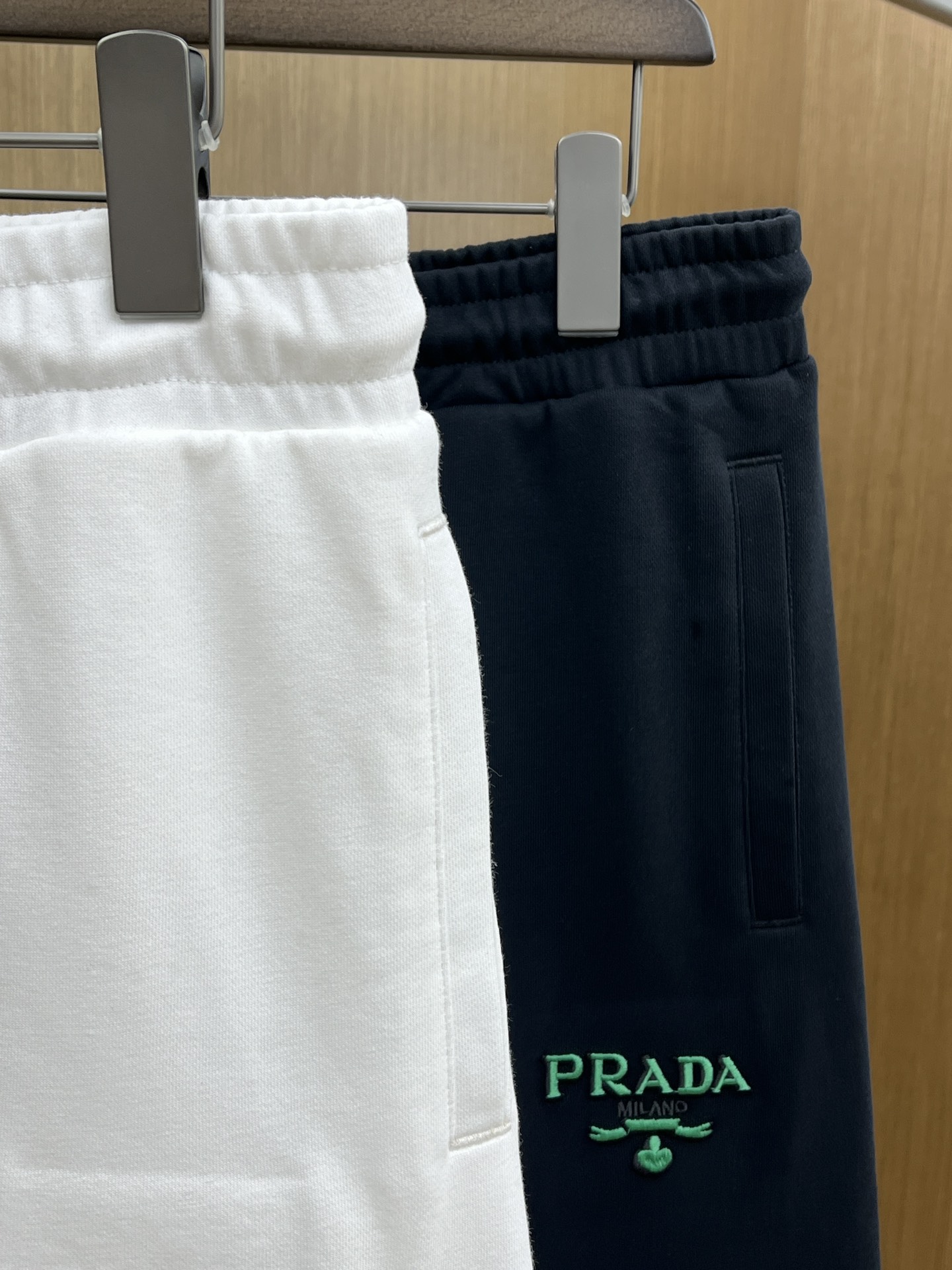 新品 PD 🔥Ss春夏新款独家专供新款休闲短裤🩳高端版本 定制面料 透气舒适度高，细节无可挑剔，品牌元素