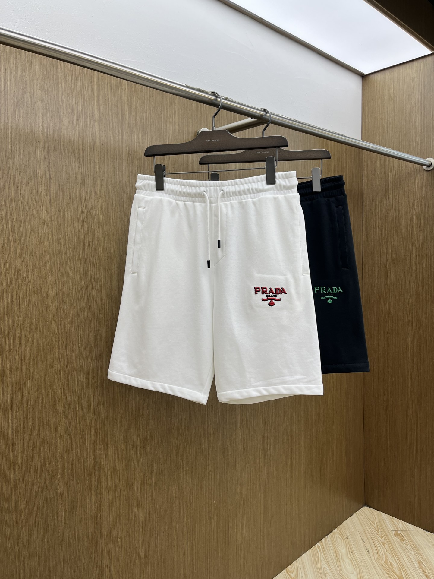 NO:515049,New product PD Ss spring and summer new style exclusively for new casual shorts high-end versions. Customized fabrics, breathable and comfortable, impeccable details, brand elements design concept, reflecting high quality. The feel is delicate and soft!  It is casually cut, with a great upper body style!  FDL code number S-3XL maximum wearable 210 catties, shorts, alexander wang19860909新品 PD Ss春夏新款独家专供新款休闲短裤高端版本 定制面料 透气舒适度高,细节无可挑剔,品牌元素设计理念,体现高品质.手感细腻柔软！呈现休闲裁剪,上身版型超赞！fdl码数S-3XL 最大可穿210斤,,shorts,alexander wang,Men's clothing