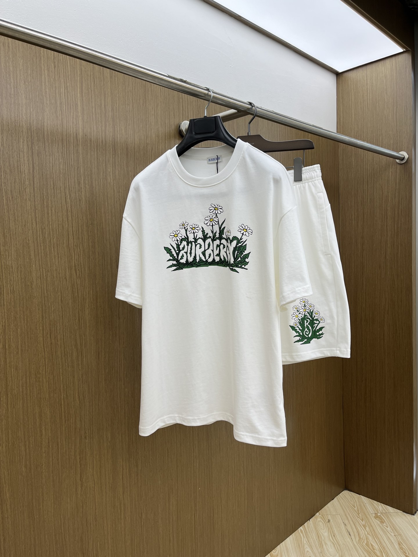 新款/套 BBR 🔥🔥春夏最新款休闲短裤短袖套装，男女款👫 贸易公司渠道稀出，同步官网发售！基本每一季都