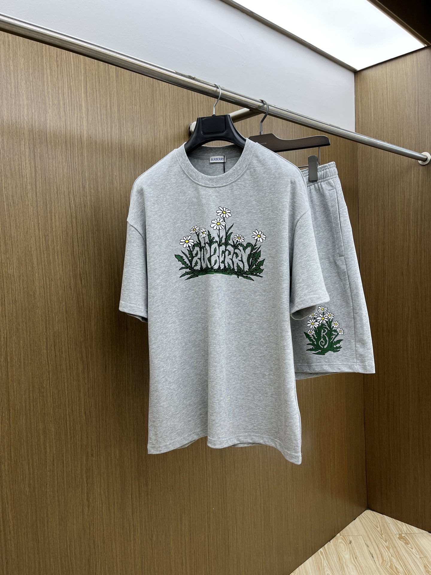 新款/套 BBR 🔥🔥春夏最新款休闲短裤短袖套装，男女款👫 贸易公司渠道稀出，同步官网发售！基本每一季都
