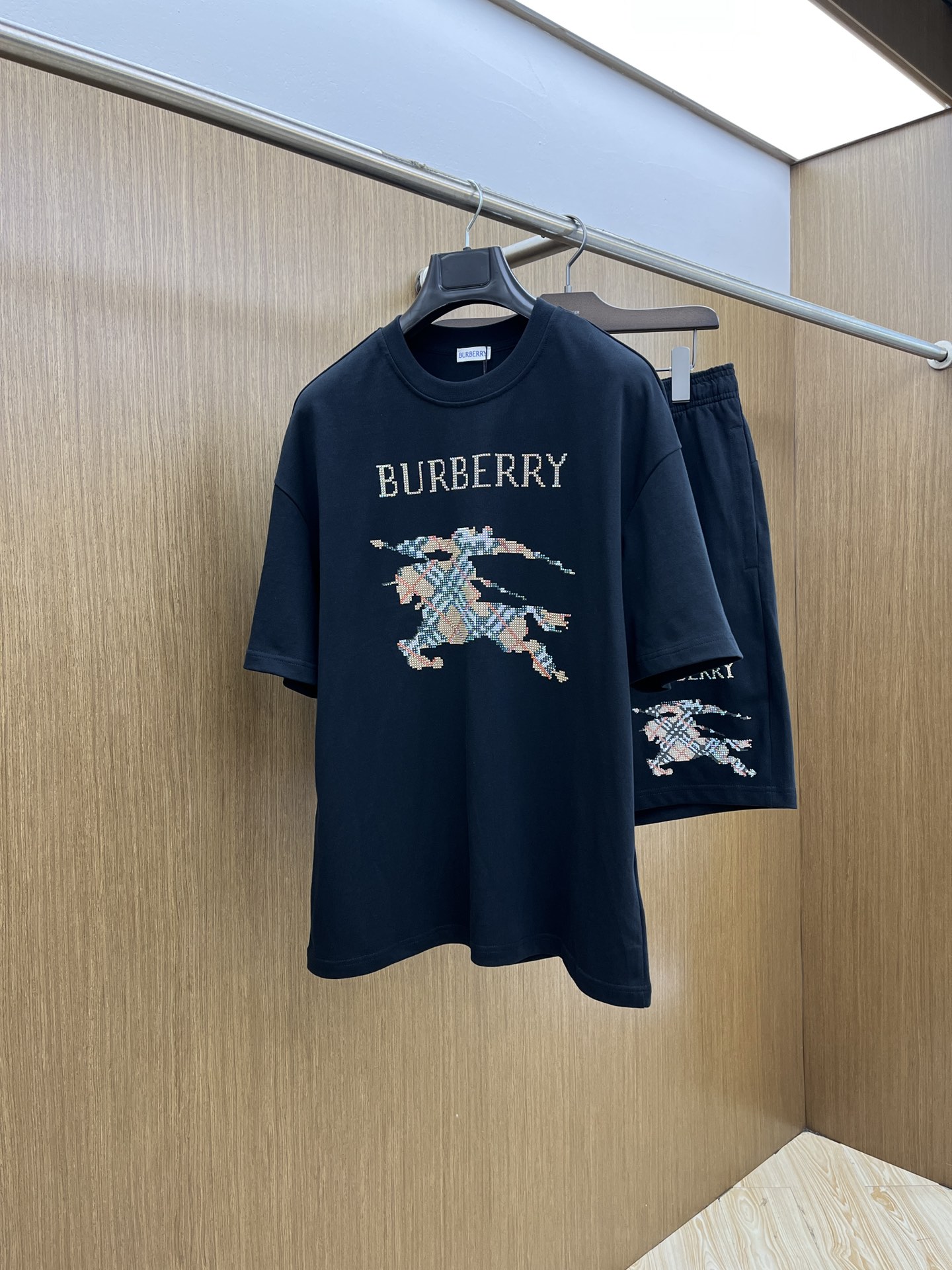 NO:458734,New/set BBR Spring and Summer latest casual shorts short sleeve suit, men and women's styles, with rare channels for trading companies and are available on the official website at the same time!  Basically, it will have its back every season, and I look forward to the performances of all trendy men and women!  This model is made of top-grade pure cotton washing water materials!  It is hard to pick on whether it is skin-friendly or breathable when worn in close-fitting!  The upper body looks very white and supports the complexion of the skin!  Loose style cut, a33 can easily match your own fashionable and high-end outfits S-XL, shorts, T-shirt, alexander wang19860909新款/套 BBR 春夏最新款休闲短裤短袖套装,男女款 贸易公司渠道稀出,同步官网发售！基本每一季都会有它的背影所在,期待着所有潮男潮女们的演绎！此款选用客供顶级纯棉洗水材质打造！贴身穿着亲肤感与透气性都无法挑剔！上身非常的显白承托肤色！宽松版型裁剪,a33无论男女皆可轻松搭配出属于自我的时尚高级穿搭 尺码S-XL,,shorts,T-shirt,alexander wang,Men's clothing