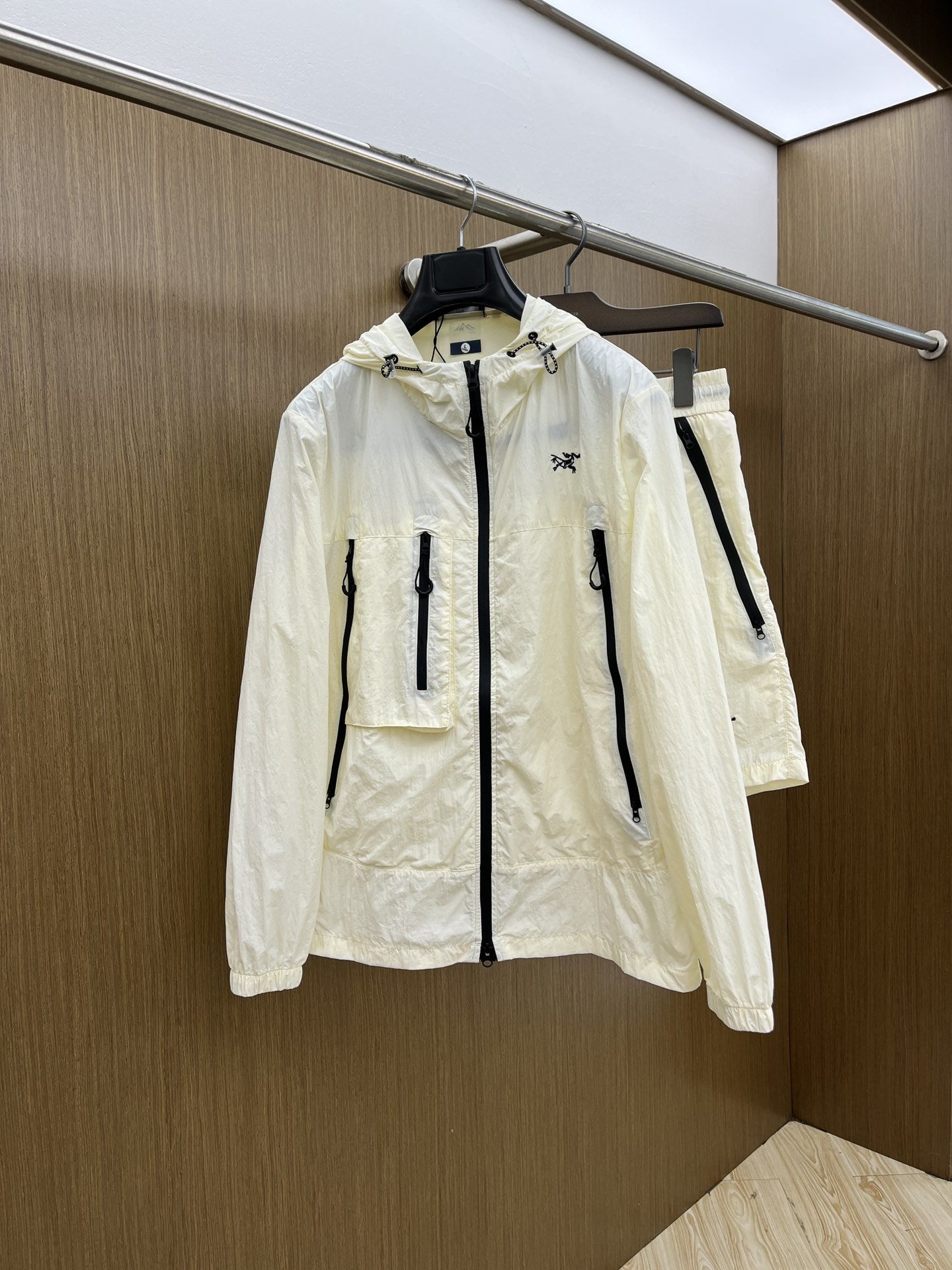 NO:501178,Men and women's style/set ARC spring and summer classic new casual sun protection suit urban fashion casual hooded ultra-thin fabric super soft fabric is cool and cool. Fashionable and urban versatile, fast drying clothes, quick drying after washing, breathable and fashionable and beautiful. The special fabrics are all ultra-thin polyester fiber fabrics imported from the UK, with a light luster, unique texture, soft and smooth feel, and excellent details. They are not a product that ordinary fabrics can compare with. Conventional hooded design, classic embroidery labeling, very charming design, the hem and cuffs are elastic and tight ties, and the inner seam edging process is very in place. They give outdoor users full experience and perfect protection, allowing us to get closer to the challenges of nature. The minimalist seasonal design elements, a must-have item for trendy men and women, a perfect slim fit, and FDL highly recommends!  Size S-4XL, Moncler, Hats, Alexander wang19860909男女同款/套 ARC春夏经典新款休闲防晒服套装 都市时尚休闲连帽款 超薄面料超软面料帅酷爆.时尚都市百搭款款,夏季必备神器,速干衣,水洗后快速脱水干爽,上身透气而且时尚靓丽,特供面料都是英国进口的超薄聚酯纤维纤维面料,淡淡光泽,质感独特,手感柔嫩顺滑,细节出色 不是一般面料所能对比的产品.常规的连帽设计,饰经典蒙口刺绣贴标,非常极具魅力的设计,下摆及袖口钧为松紧束口 内缝包边工艺,细节非常到位.给户外使用者充分的体验和完善的保护,让我们更接近大自然的挑战,.极简当季的设计元素,潮男潮女必备单品,完美修身版型,fdl强烈推荐！ 尺码S-4XL,,Moncler,hats,alexander wang,Men's clothing