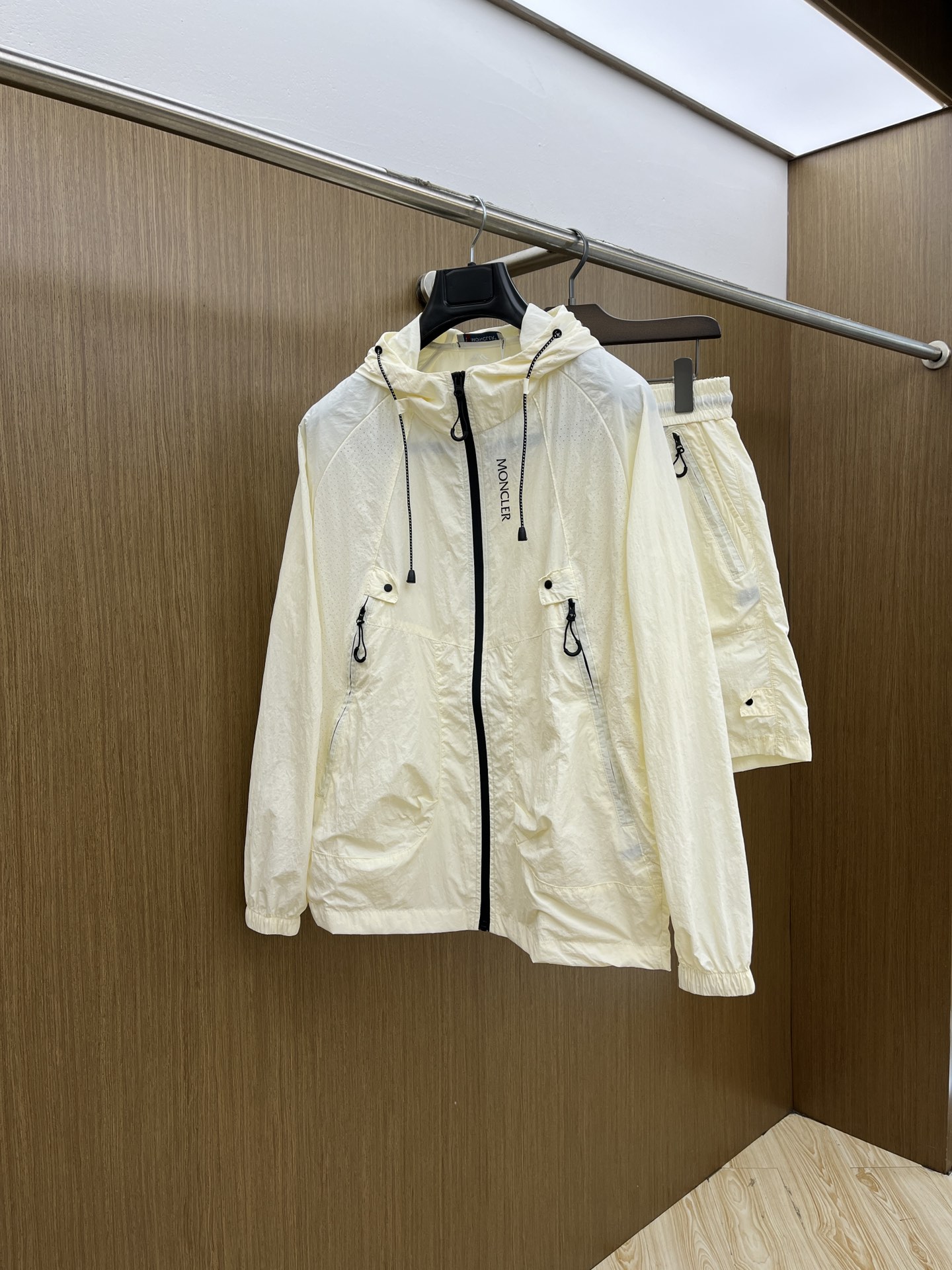 NO:501182,Men and women's same style/set Mon Spring and summer classic new casual sun protection suit Urban fashion casual hooded ultra-thin fabric super soft fabric is cool and cool. Fashionable and urban versatile style, fast drying clothes, quick drying after washing, the upper body is breathable and fashionable and beautiful. The special fabrics are all ultra-thin polyester fiber fabrics imported from the UK, with a light luster, unique texture, soft and smooth feel, and excellent details. They are not a product that ordinary fabrics can compare with. Conventional hooded design, classic embroidery labeling, very charming design, the hem and cuffs are elastic and tight ties, the inner seam edging process, the details are very in place. Give outdoor users full experience and perfect protection, allowing us to get closer to the challenges of nature, and the minimalist seasonal design elements, the essential items for trendy men and women, perfect slim fit style, strongly recommended for fdl!  Size S-4XL, Moncler, Hats, Alexander wang19860909男女同款/套 Mon 春夏经典新款休闲防晒服套装 都市时尚休闲连帽款 超薄面料超软面料帅酷爆.时尚都市百搭款款,夏季必备神器,速干衣,水洗后快速脱水干爽,上身透气而且时尚靓丽,特供面料都是英国进口的超薄聚酯纤维纤维面料,淡淡光泽,质感独特,手感柔嫩顺滑,细节出色 不是一般面料所能对比的产品.常规的连帽设计,饰经典蒙口刺绣贴标,非常极具魅力的设计,下摆及袖口钧为松紧束口 内缝包边工艺,细节非常到位.给户外使用者充分的体验和完善的保护,让我们更接近大自然的挑战,.极简当季的设计元素,潮男潮女必备单品,完美修身版型,fdl强烈推荐！ 尺码S-4XL,,Moncler,hats,alexander wang,Men's clothing