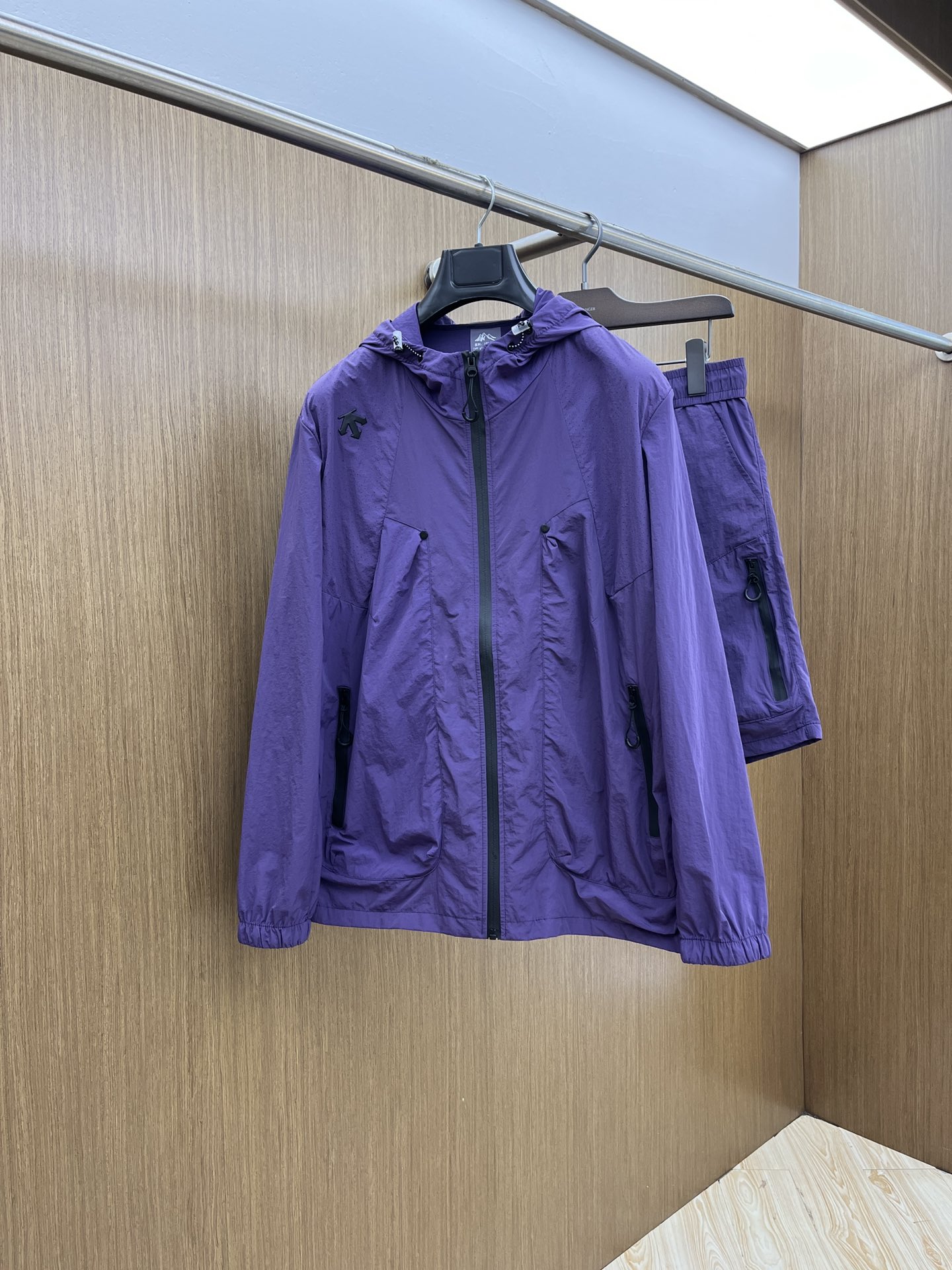 NO:501186,Men and women's same style/set DSTE spring and summer classic new casual sun protection suit urban fashion casual hooded ultra-thin fabric super soft fabric cool. Fashionable urban versatile style, fast drying clothes, quick drying after washing, breathable and fashionable and beautiful. The special fabrics are ultra-thin polyester fiber fabrics imported from the UK, with a light luster, unique texture, soft and smooth feel, and excellent details. They are not a product that ordinary fabrics can compare with. Conventional hooded design, classic embroidery labeling, very charming design, the hem and cuffs are elastic and tight ties, and the inner seam edging process is very in place. It gives outdoor users full experience and perfect protection, allowing us to get closer to the challenges of nature. The minimalist seasonal design elements, a must-have item for trendy men and women, a perfect slim fit, and FDL highly recommends!  Size S-4XL, Moncler, Hats, Alexander wang19860909男女同款/套 DSTE春夏经典新款休闲防晒服套装 都市时尚休闲连帽款 超薄面料超软面料帅酷爆.时尚都市百搭款款,夏季必备神器,速干衣,水洗后快速脱水干爽,上身透气而且时尚靓丽,特供面料都是英国进口的超薄聚酯纤维纤维面料,淡淡光泽,质感独特,手感柔嫩顺滑,细节出色 不是一般面料所能对比的产品.常规的连帽设计,饰经典蒙口刺绣贴标,非常极具魅力的设计,下摆及袖口钧为松紧束口 内缝包边工艺,细节非常到位.给户外使用者充分的体验和完善的保护,让我们更接近大自然的挑战,.极简当季的设计元素,潮男潮女必备单品,完美修身版型,fdl强烈推荐！ 尺码S-4XL,,Moncler,hats,alexander wang,Men's clothing