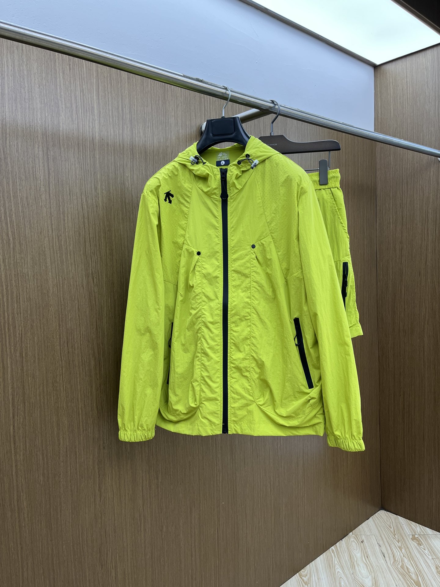 NO:501189,Men and women's same style/set DSTE Spring and summer classic new casual sun protection suit Urban fashion casual hooded ultra-thin fabric super soft fabric cool. Fashionable urban versatile style, fast drying clothes, quick drying after washing, breathable and fashionable and beautiful. The special fabrics are ultra-thin polyester fiber fabrics imported from the UK, with a light luster, unique texture, soft and smooth feel, and excellent details. They are not a product that ordinary fabrics can compare with. Conventional hooded design, classic embroidery labeling, very charming design, the hem and cuffs are elastic and tight ties, and the inner seam edging process is very in place. It gives outdoor users full experience and perfect protection, allowing us to get closer to the challenges of nature. The minimalist seasonal design elements, a must-have item for trendy men and women, a perfect slim fit, and highly recommended for fdl!  Size S-4XL, Moncler, Hats, Alexander wang19860909男女同款/套 DSTE 春夏经典新款休闲防晒服套装 都市时尚休闲连帽款 超薄面料超软面料帅酷爆.时尚都市百搭款款,夏季必备神器,速干衣,水洗后快速脱水干爽,上身透气而且时尚靓丽,特供面料都是英国进口的超薄聚酯纤维纤维面料,淡淡光泽,质感独特,手感柔嫩顺滑,细节出色 不是一般面料所能对比的产品.常规的连帽设计,饰经典蒙口刺绣贴标,非常极具魅力的设计,下摆及袖口钧为松紧束口 内缝包边工艺,细节非常到位.给户外使用者充分的体验和完善的保护,让我们更接近大自然的挑战,.极简当季的设计元素,潮男潮女必备单品,完美修身版型,fdl强烈推荐！ 尺码S-4XL,,Moncler,hats,alexander wang,Men's clothing