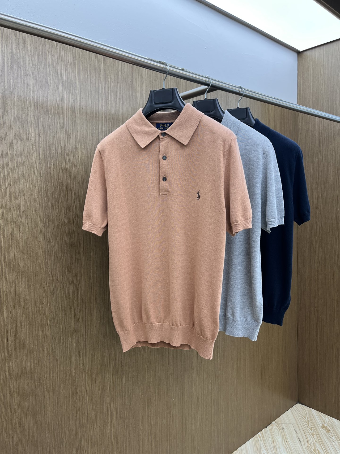 NO:513287,Ralph Lauren Men's Knitted Polo Shirt This Lalph Lauren Polo Shirt is simple without losing its style. As a classic product of the brand, it inherits the elegance and quality of Lalph Lauren. The classic Polo collar is matched with exquisite buttons to modify the neck lines, and GZ adds formality and precision. Color blue gray beige size S-XXL, loro piano, alexander wang19860909Ralph Lauren/拉夫劳伦男士针织polo衫 本款拉夫劳伦Polo衫,简约而不失格调.作为品牌经典单品,它传承了拉夫劳伦一贯的优雅与品质,经典Polo领型搭配精致纽扣,修饰颈部线条,GZ 增添正式感与精致度 . 颜色蓝色 灰色 浅驼色 尺码S-XXL,,loro piana,alexander wang,Men's clothing