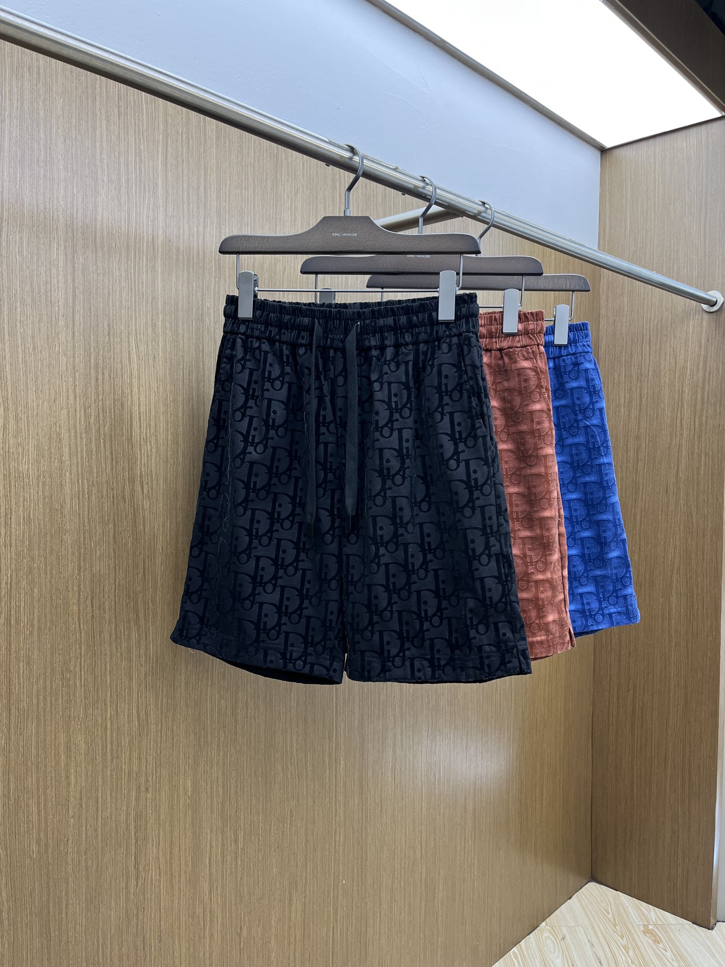 NO:418064,The latest hits in the CD summer are coming. Men's casual shorts. The customized fabric is soft and light, and the upper body is super comfortable. The auxiliary hardware is all customized original accessories. XD high-end and atmospheric. It is a must-have in summer. Size M-XXL, shorts, alexander wang19860909CD年夏季最新爆款来袭 男士休闲短裤 定制的面料柔软轻盈,上身超级舒服,辅料五金全是定制原版配件,xd高端大气 夏天必备. 码数M-XXL,,shorts,alexander wang,Men's clothing