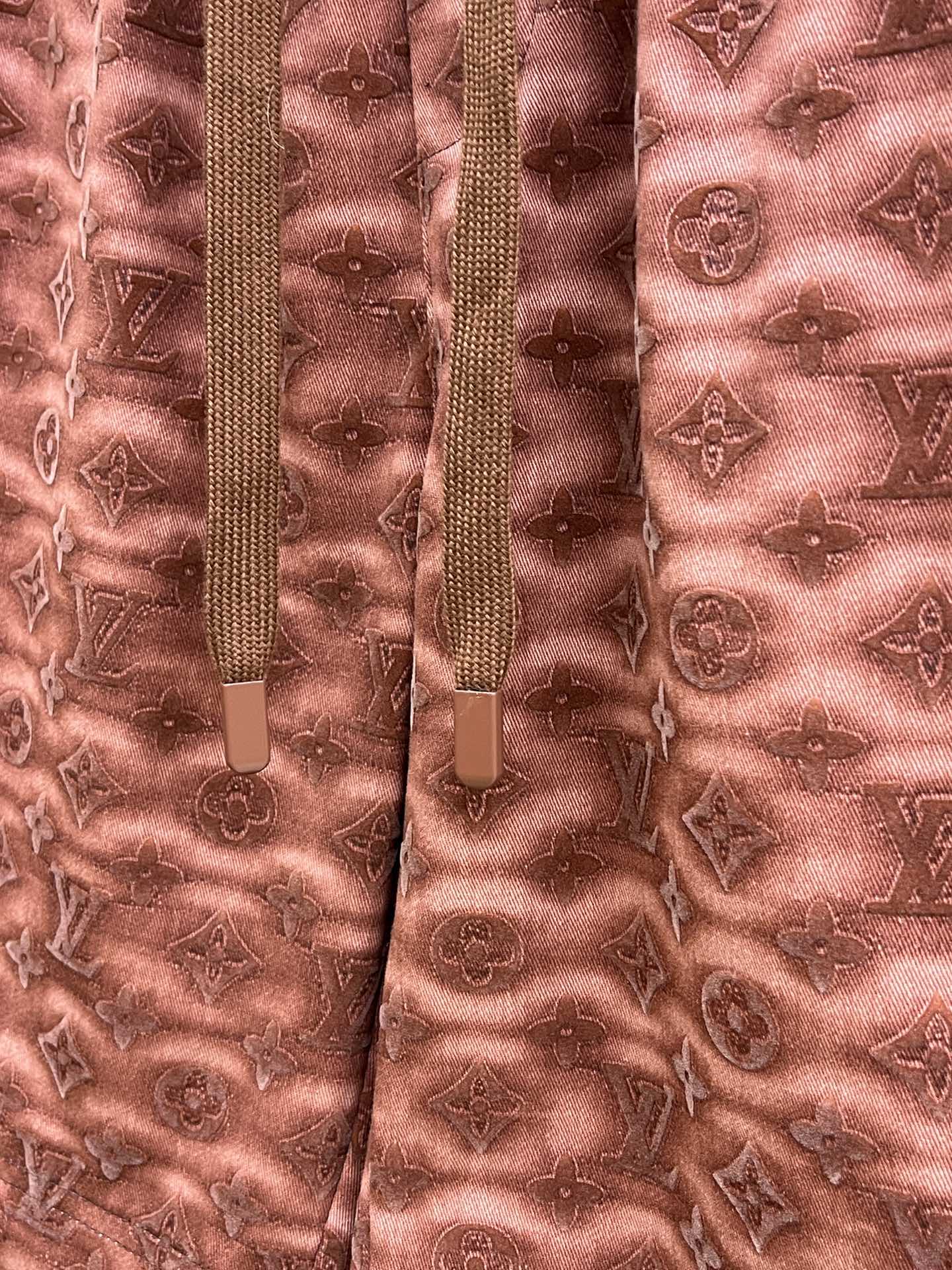  LV 🔥年夏季最新爆款来袭 男士休闲短裤  定制的面料柔软轻盈，上身超级舒服，辅料五金全是定制原版配件