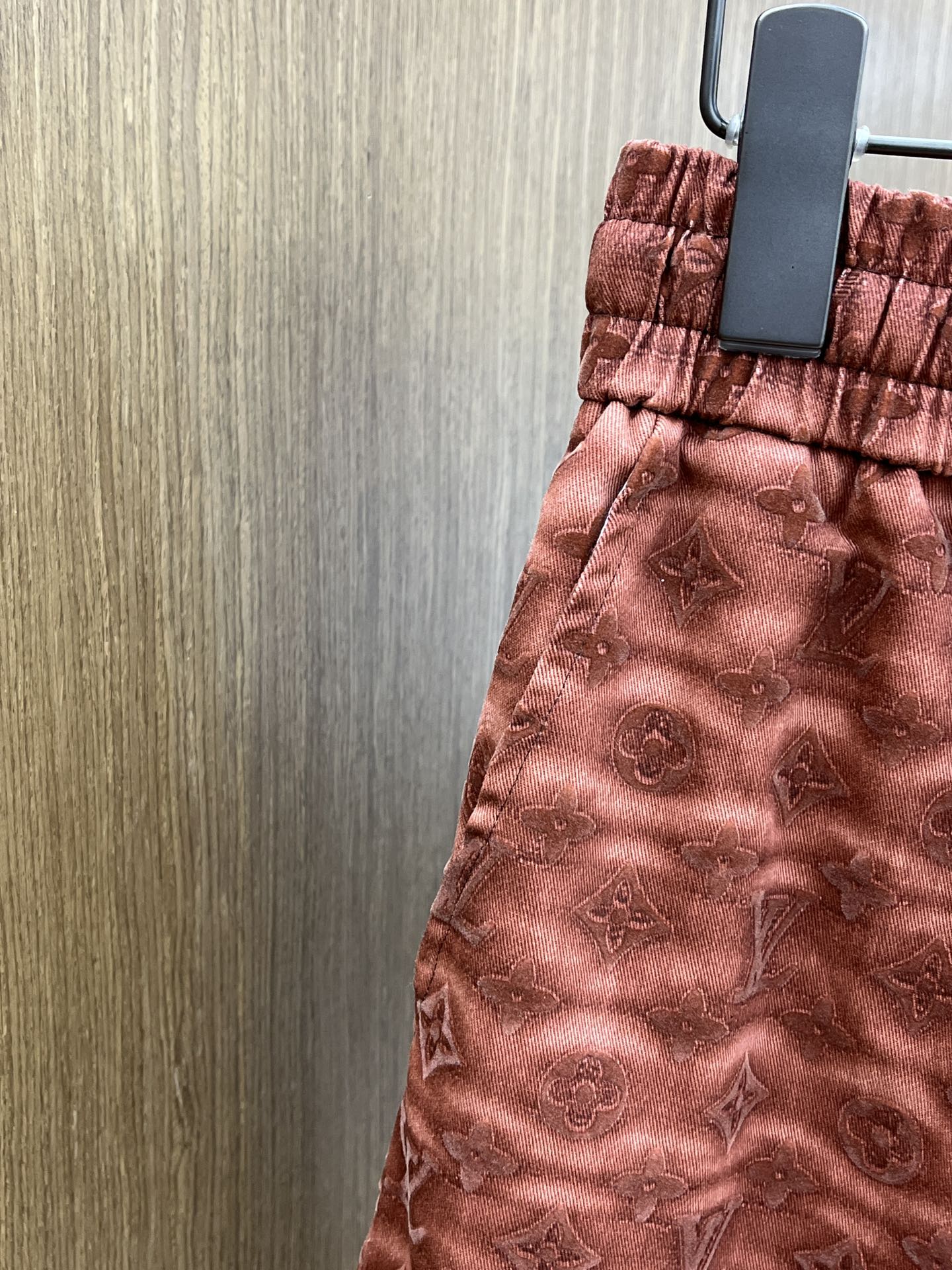  LV 🔥年夏季最新爆款来袭 男士休闲短裤  定制的面料柔软轻盈，上身超级舒服，辅料五金全是定制原版配件