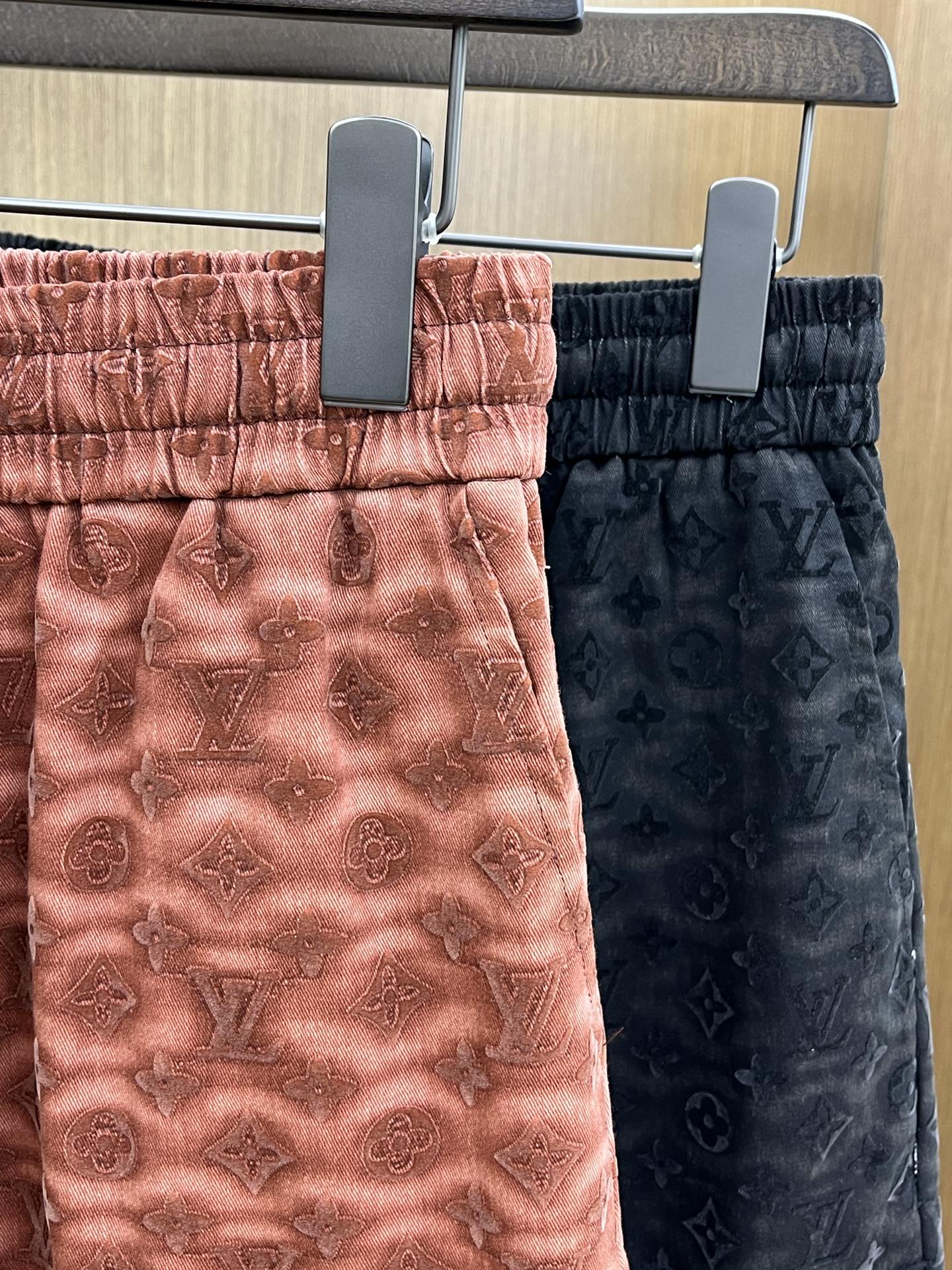  LV 🔥年夏季最新爆款来袭 男士休闲短裤  定制的面料柔软轻盈，上身超级舒服，辅料五金全是定制原版配件