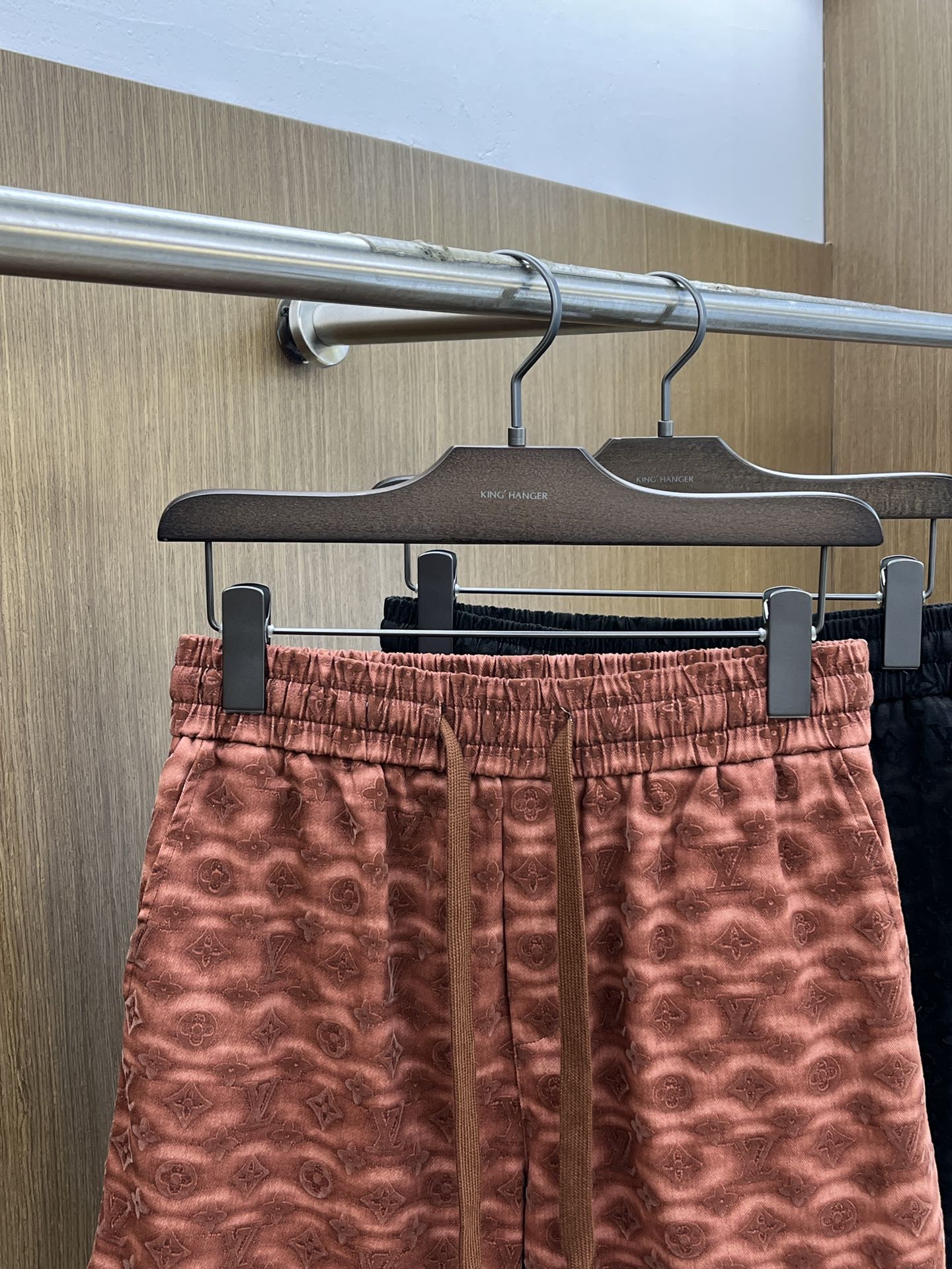  LV 🔥年夏季最新爆款来袭 男士休闲短裤  定制的面料柔软轻盈，上身超级舒服，辅料五金全是定制原版配件