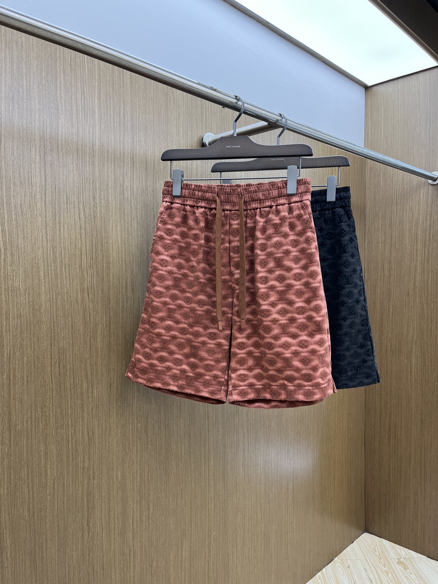  LV 🔥年夏季最新爆款来袭 男士休闲短裤  定制的面料柔软轻盈，上身超级舒服，辅料五金全是定制原版配件