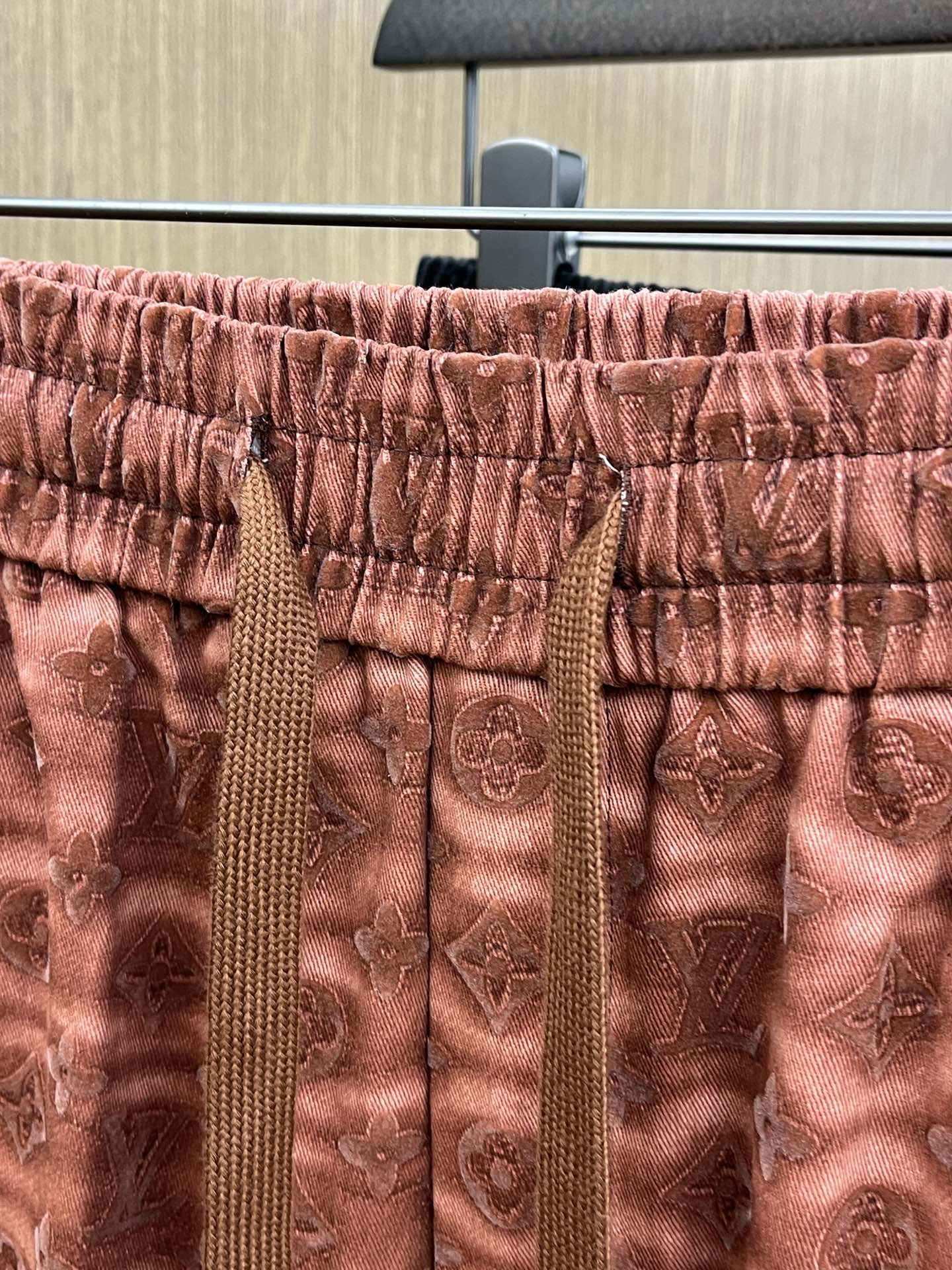  LV 🔥年夏季最新爆款来袭 男士休闲短裤  定制的面料柔软轻盈，上身超级舒服，辅料五金全是定制原版配件