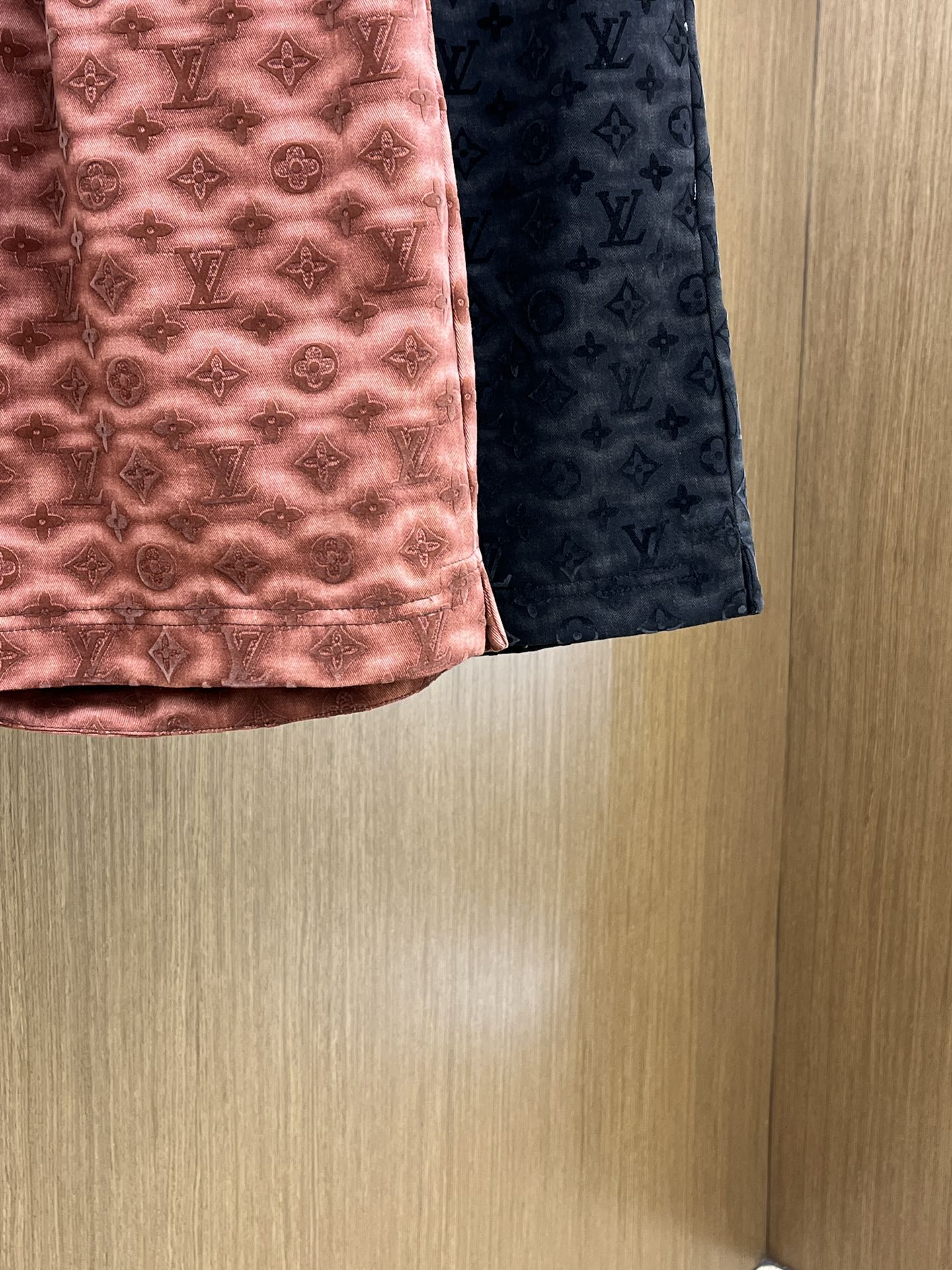  LV 🔥年夏季最新爆款来袭 男士休闲短裤  定制的面料柔软轻盈，上身超级舒服，辅料五金全是定制原版配件