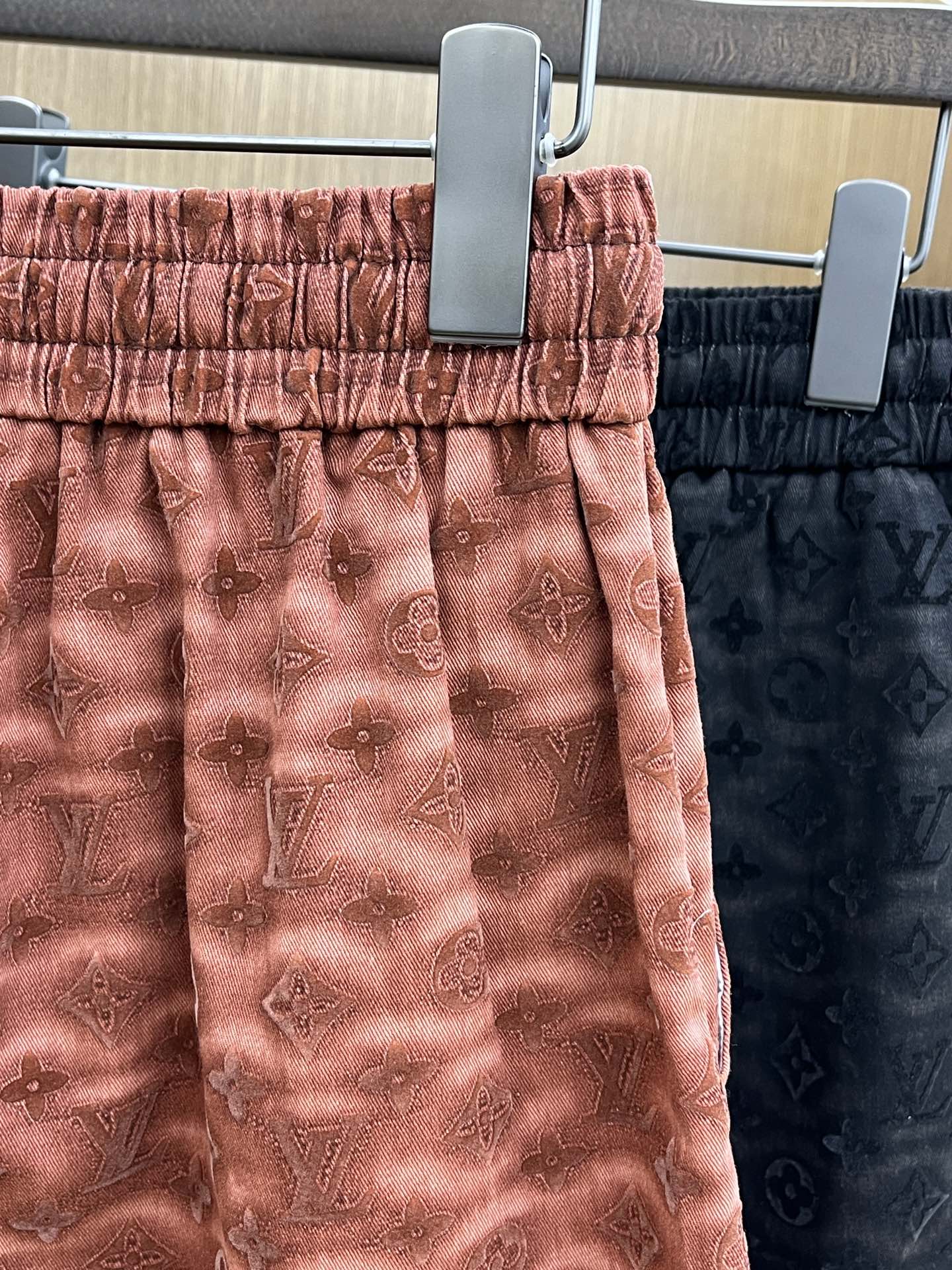  LV 🔥年夏季最新爆款来袭 男士休闲短裤  定制的面料柔软轻盈，上身超级舒服，辅料五金全是定制原版配件