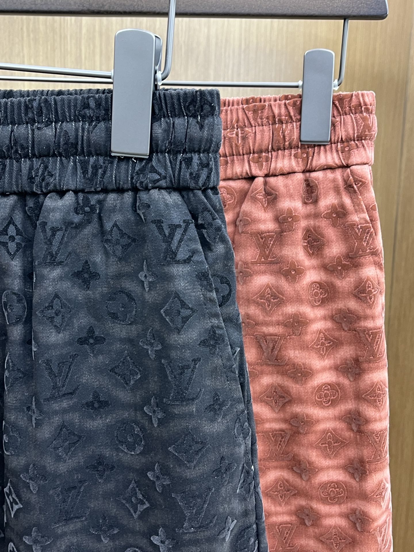  LV 🔥年夏季最新爆款来袭 男士休闲短裤  定制的面料柔软轻盈，上身超级舒服，辅料五金全是定制原版配件