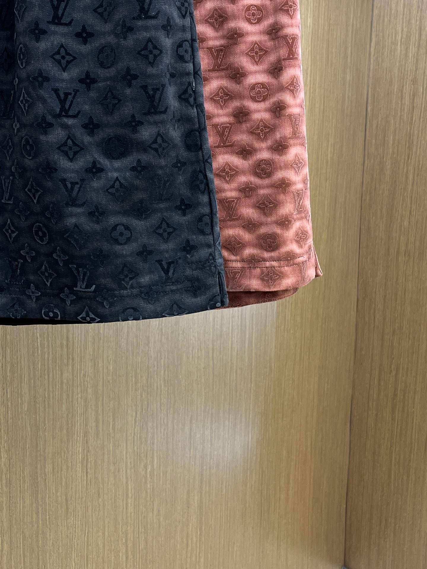  LV 🔥年夏季最新爆款来袭 男士休闲短裤  定制的面料柔软轻盈，上身超级舒服，辅料五金全是定制原版配件