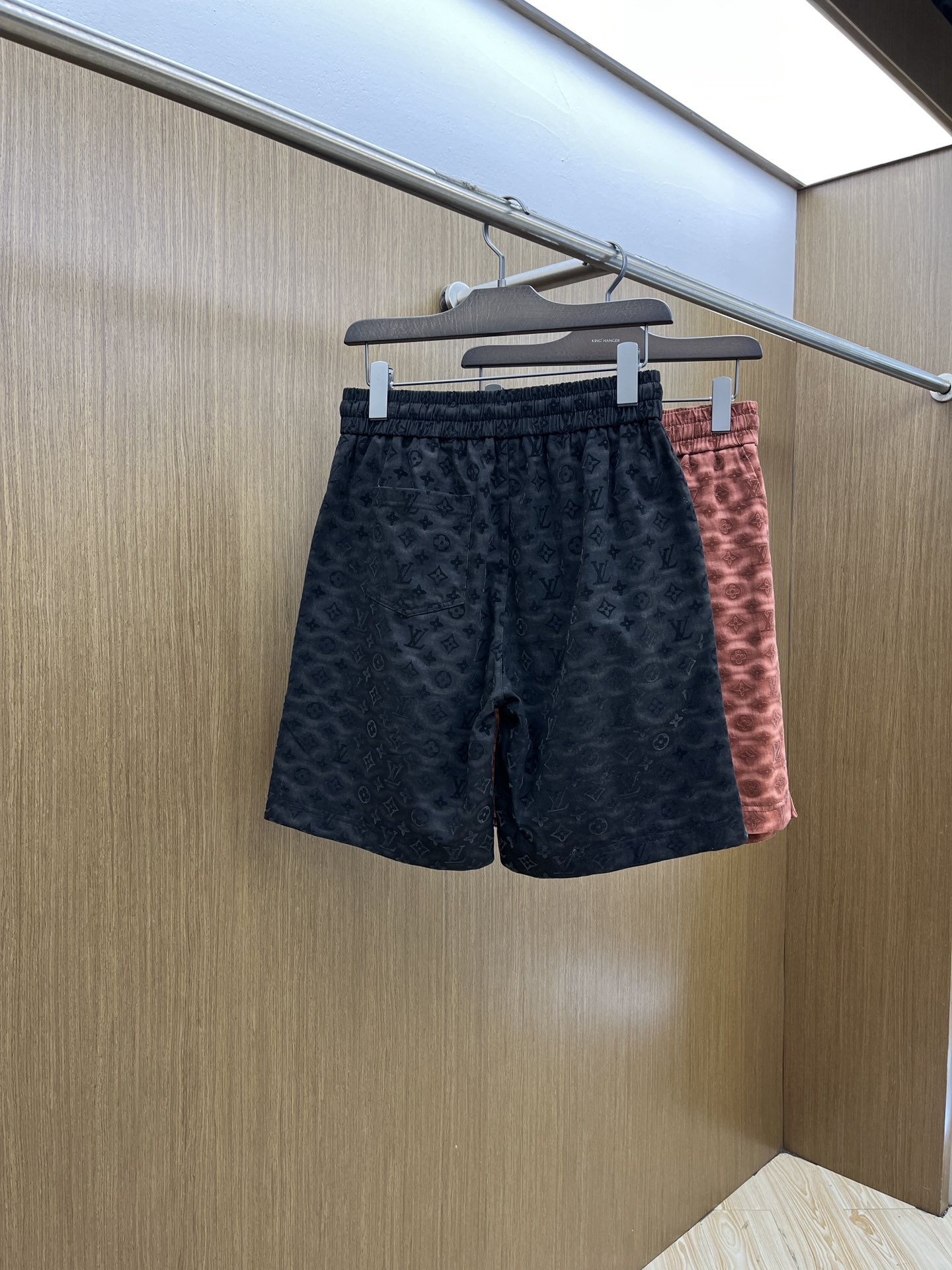  LV 🔥年夏季最新爆款来袭 男士休闲短裤  定制的面料柔软轻盈，上身超级舒服，辅料五金全是定制原版配件