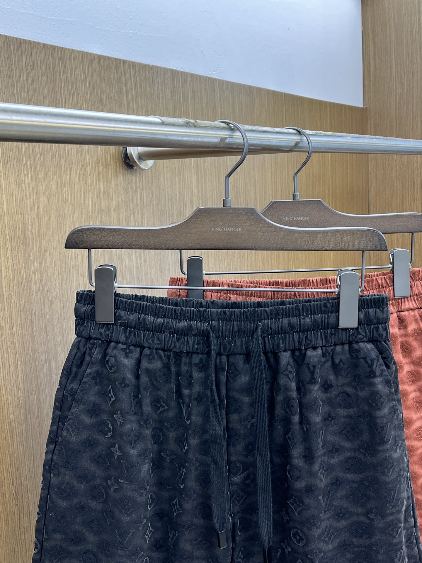  LV 🔥年夏季最新爆款来袭 男士休闲短裤  定制的面料柔软轻盈，上身超级舒服，辅料五金全是定制原版配件