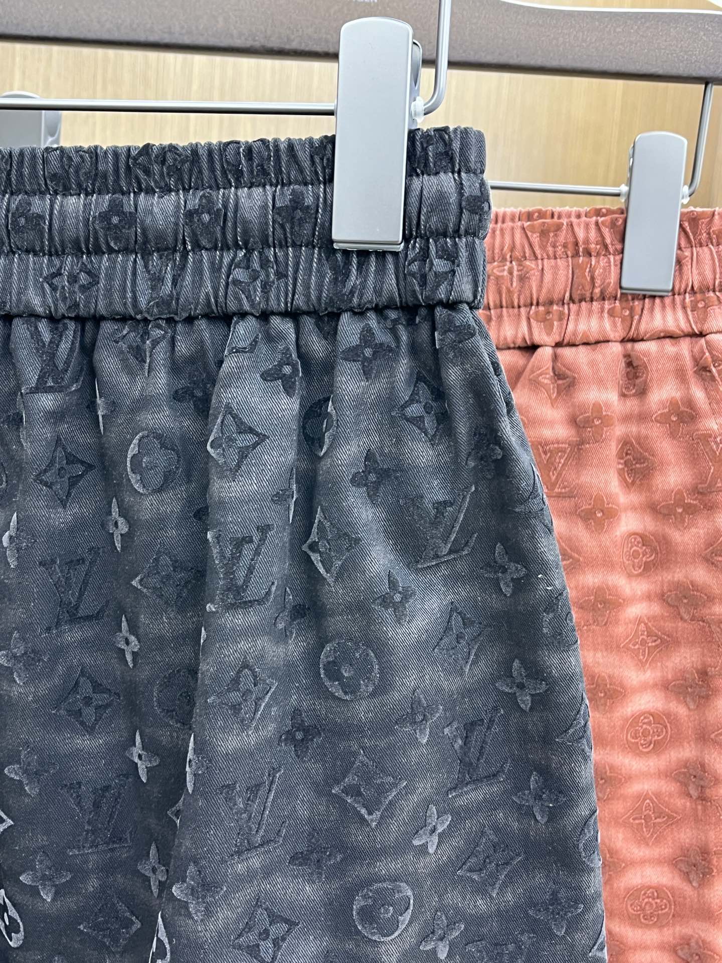  LV 🔥年夏季最新爆款来袭 男士休闲短裤  定制的面料柔软轻盈，上身超级舒服，辅料五金全是定制原版配件