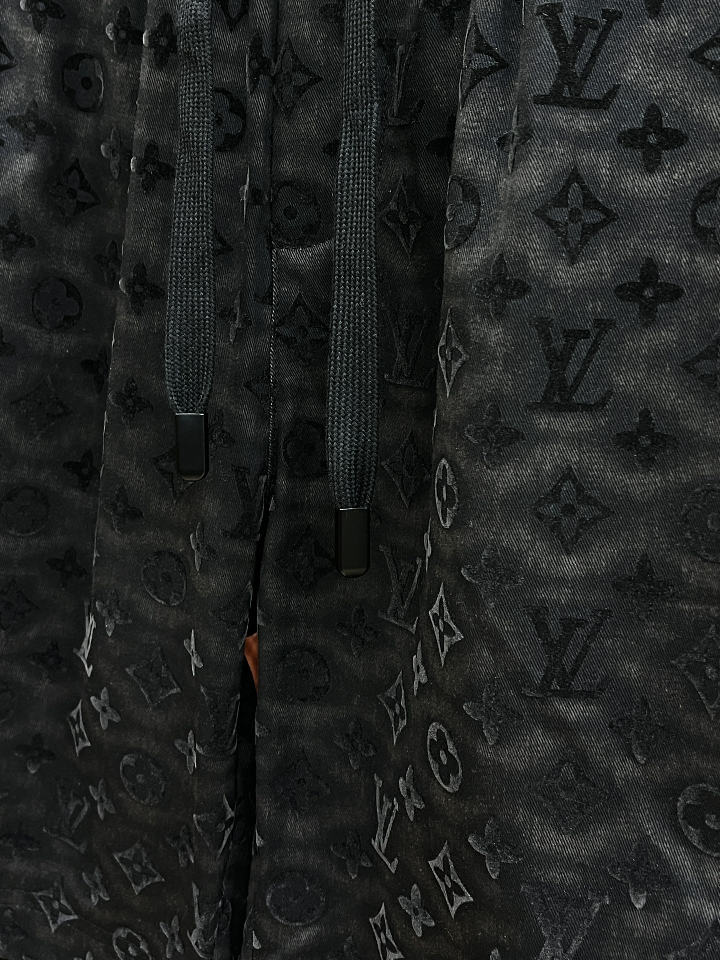  LV 🔥年夏季最新爆款来袭 男士休闲短裤  定制的面料柔软轻盈，上身超级舒服，辅料五金全是定制原版配件