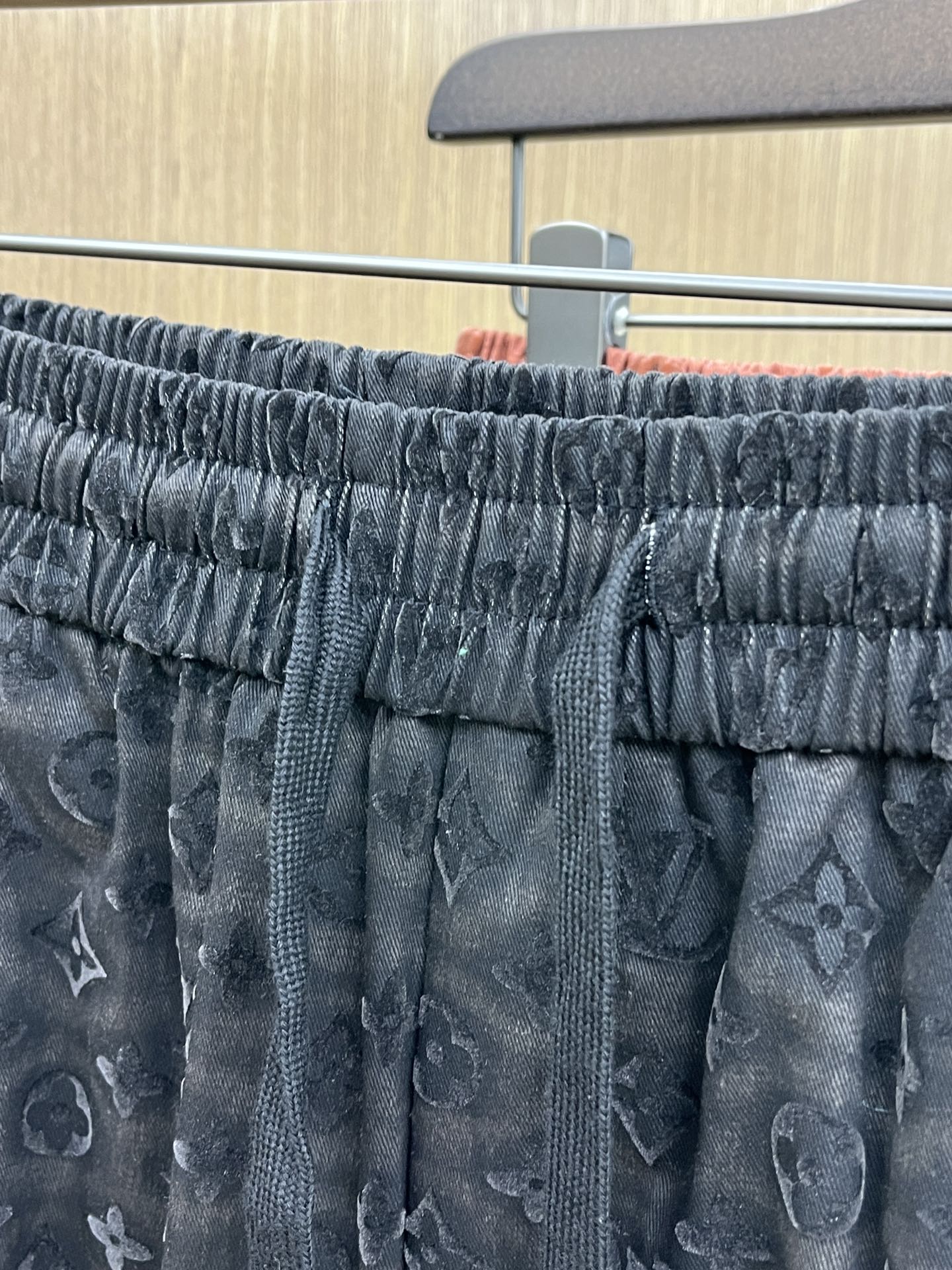  LV 🔥年夏季最新爆款来袭 男士休闲短裤  定制的面料柔软轻盈，上身超级舒服，辅料五金全是定制原版配件