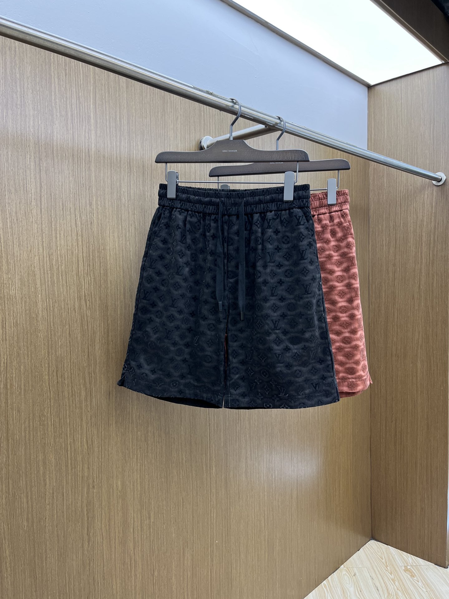  LV 🔥年夏季最新爆款来袭 男士休闲短裤  定制的面料柔软轻盈，上身超级舒服，辅料五金全是定制原版配件