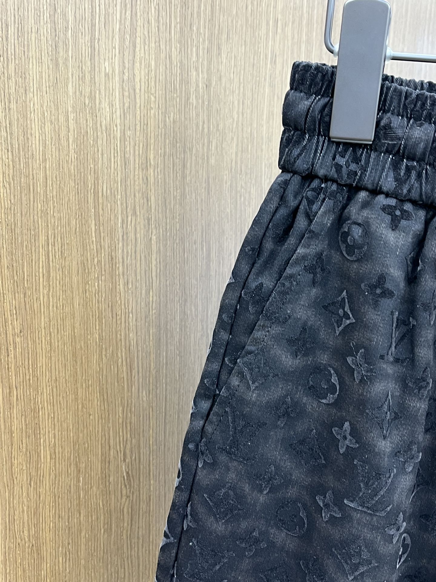  LV 🔥年夏季最新爆款来袭 男士休闲短裤  定制的面料柔软轻盈，上身超级舒服，辅料五金全是定制原版配件