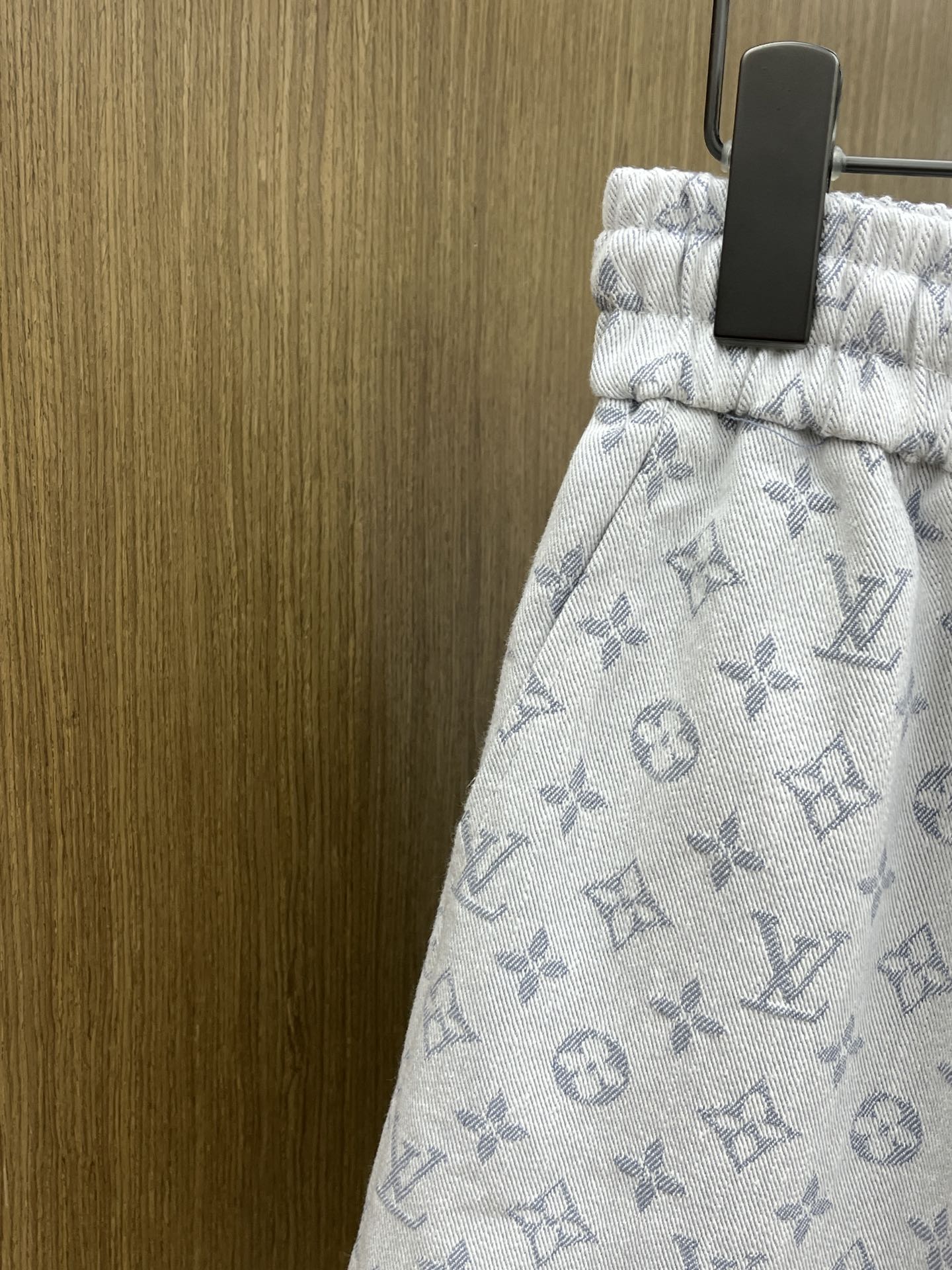  LV 🔥年夏季最新爆款来袭 男士休闲短裤  定制的面料柔软轻盈，上身超级舒服，辅料五金全是定制原版配件