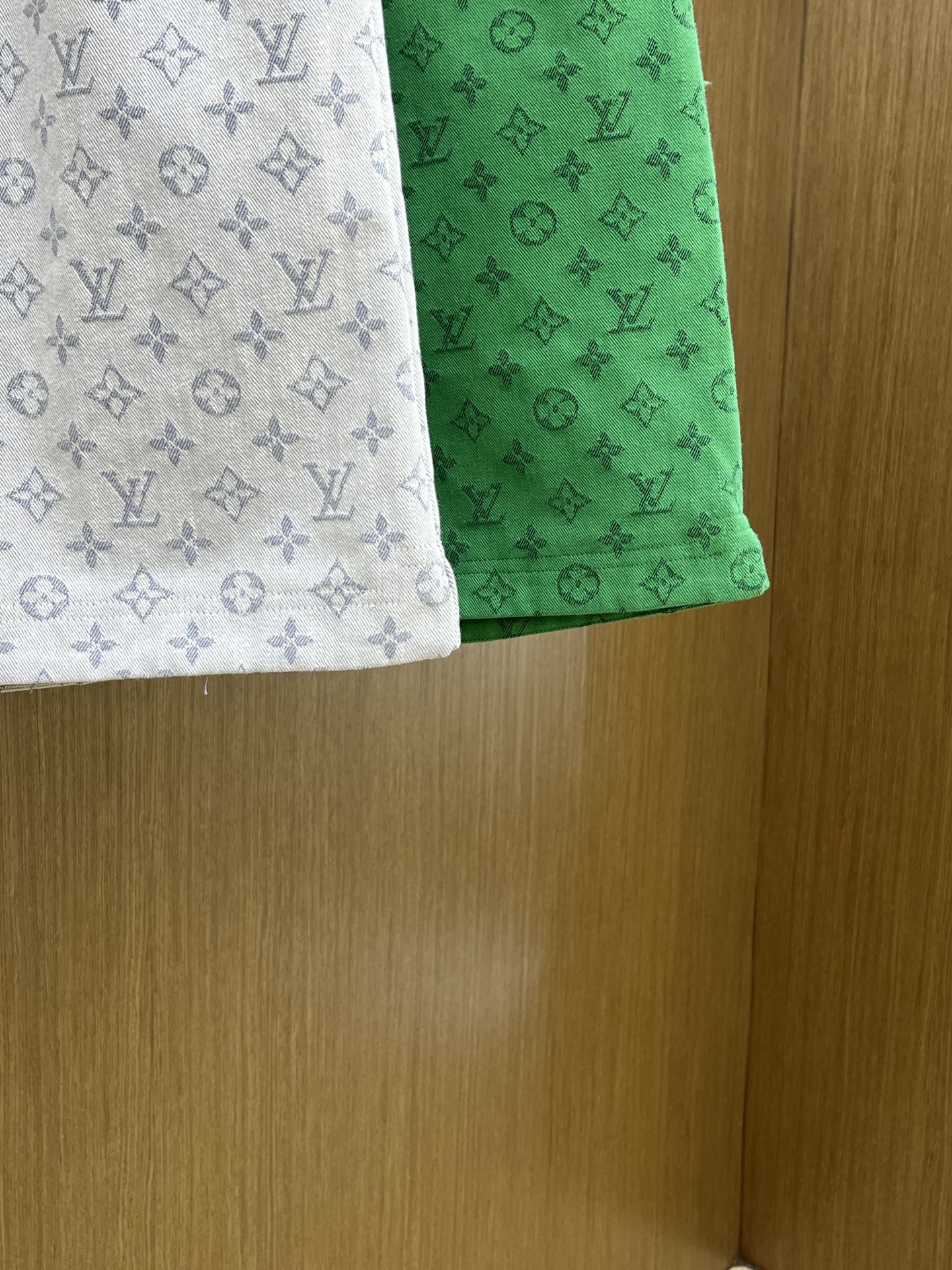  LV 🔥年夏季最新爆款来袭 男士休闲短裤  定制的面料柔软轻盈，上身超级舒服，辅料五金全是定制原版配件