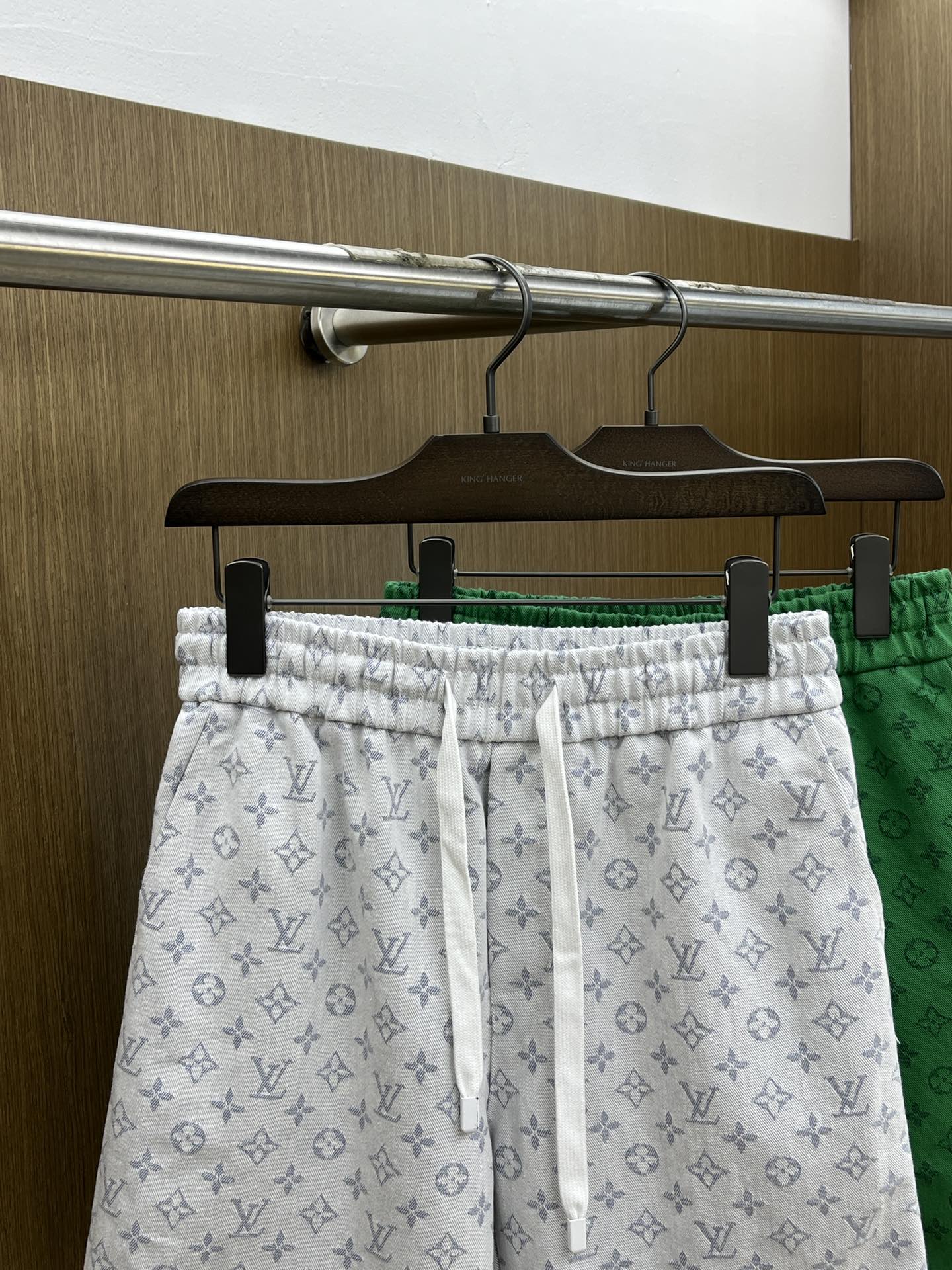  LV 🔥年夏季最新爆款来袭 男士休闲短裤  定制的面料柔软轻盈，上身超级舒服，辅料五金全是定制原版配件