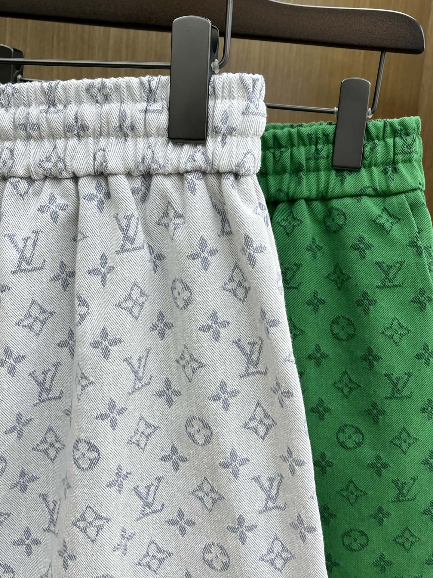  LV 🔥年夏季最新爆款来袭 男士休闲短裤  定制的面料柔软轻盈，上身超级舒服，辅料五金全是定制原版配件