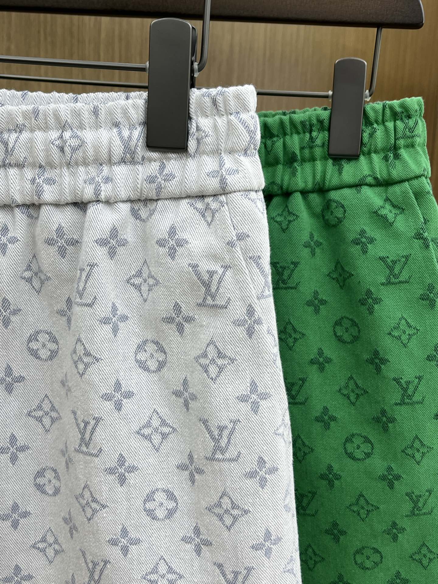  LV 🔥年夏季最新爆款来袭 男士休闲短裤  定制的面料柔软轻盈，上身超级舒服，辅料五金全是定制原版配件