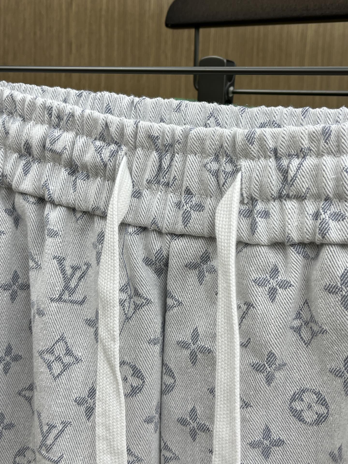  LV 🔥年夏季最新爆款来袭 男士休闲短裤  定制的面料柔软轻盈，上身超级舒服，辅料五金全是定制原版配件