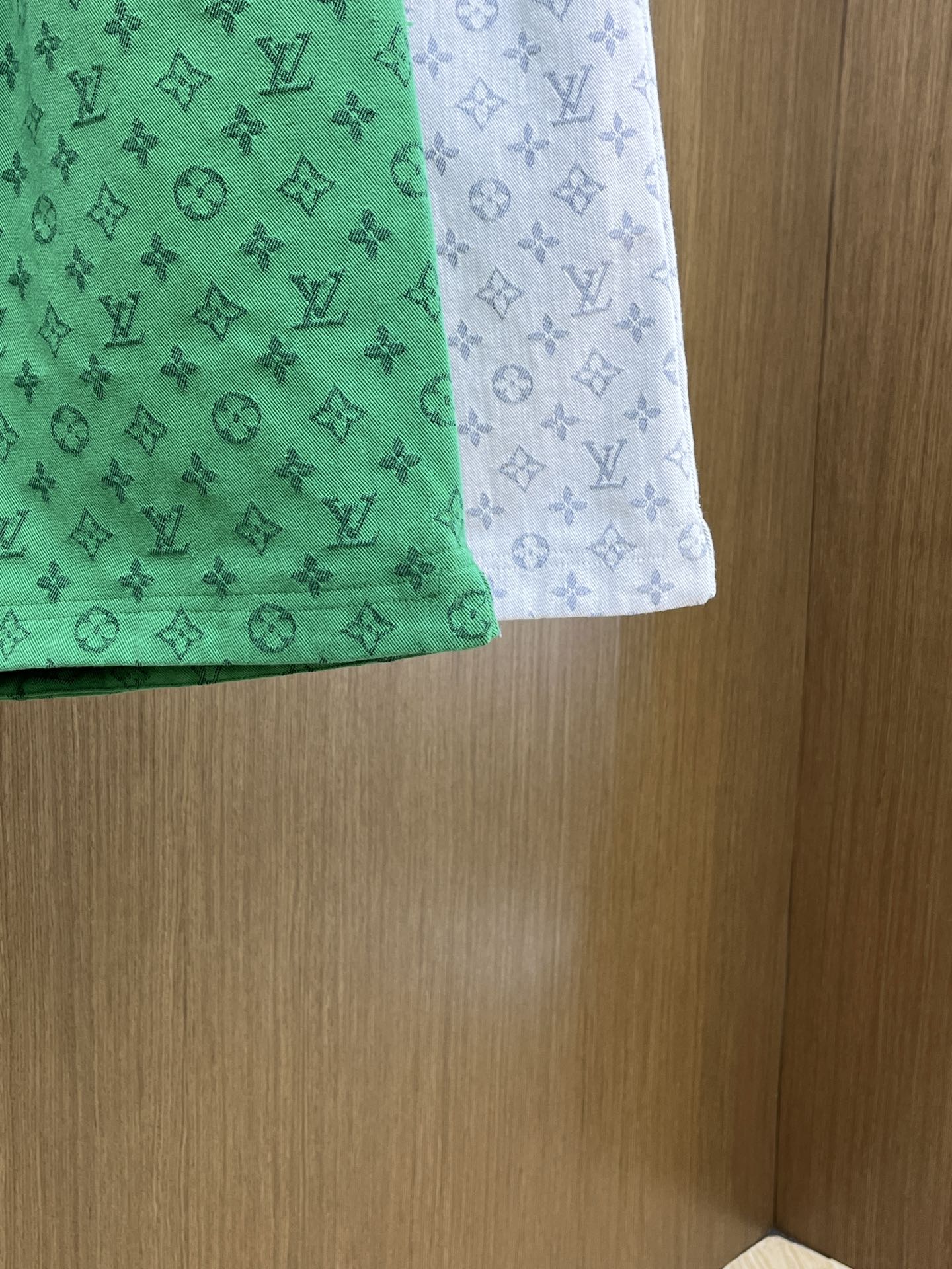  LV 🔥年夏季最新爆款来袭 男士休闲短裤  定制的面料柔软轻盈，上身超级舒服，辅料五金全是定制原版配件