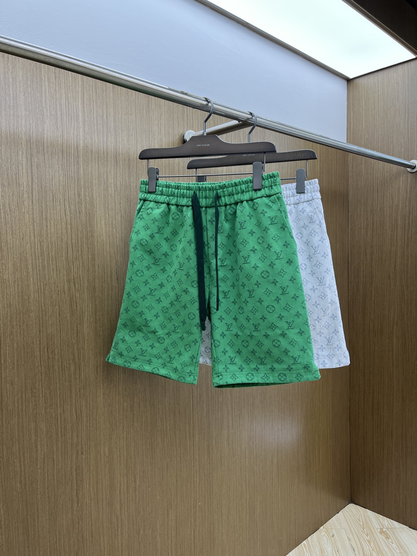 NO:418075,The latest hit products of LV in summer are coming. Men's casual shorts. The customized fabric is soft and light, the upper body is super comfortable. The auxiliary hardware is all customized original accessories, xd high-end and atmospheric. It is a must-have in summer. Number of codes M-XXL,,louis vuitton, shorts, alexander wang19860909LV 年夏季最新爆款来袭 男士休闲短裤 定制的面料柔软轻盈,上身超级舒服,辅料五金全是定制原版配件,xd高端大气 夏天必备. 码数M-XXL,,louis vuitton,shorts,alexander wang,Men's clothing