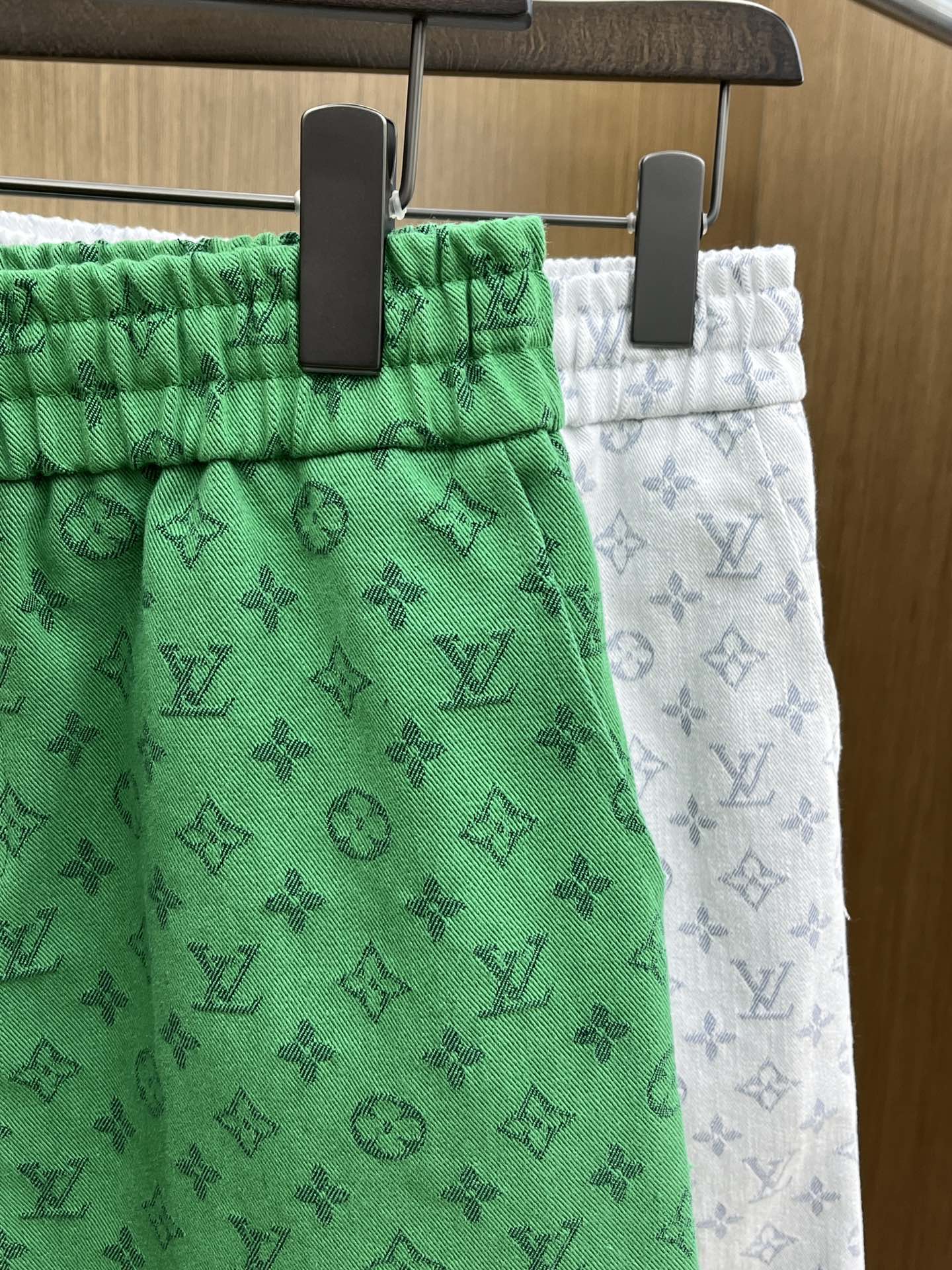  LV 🔥年夏季最新爆款来袭 男士休闲短裤  定制的面料柔软轻盈，上身超级舒服，辅料五金全是定制原版配件