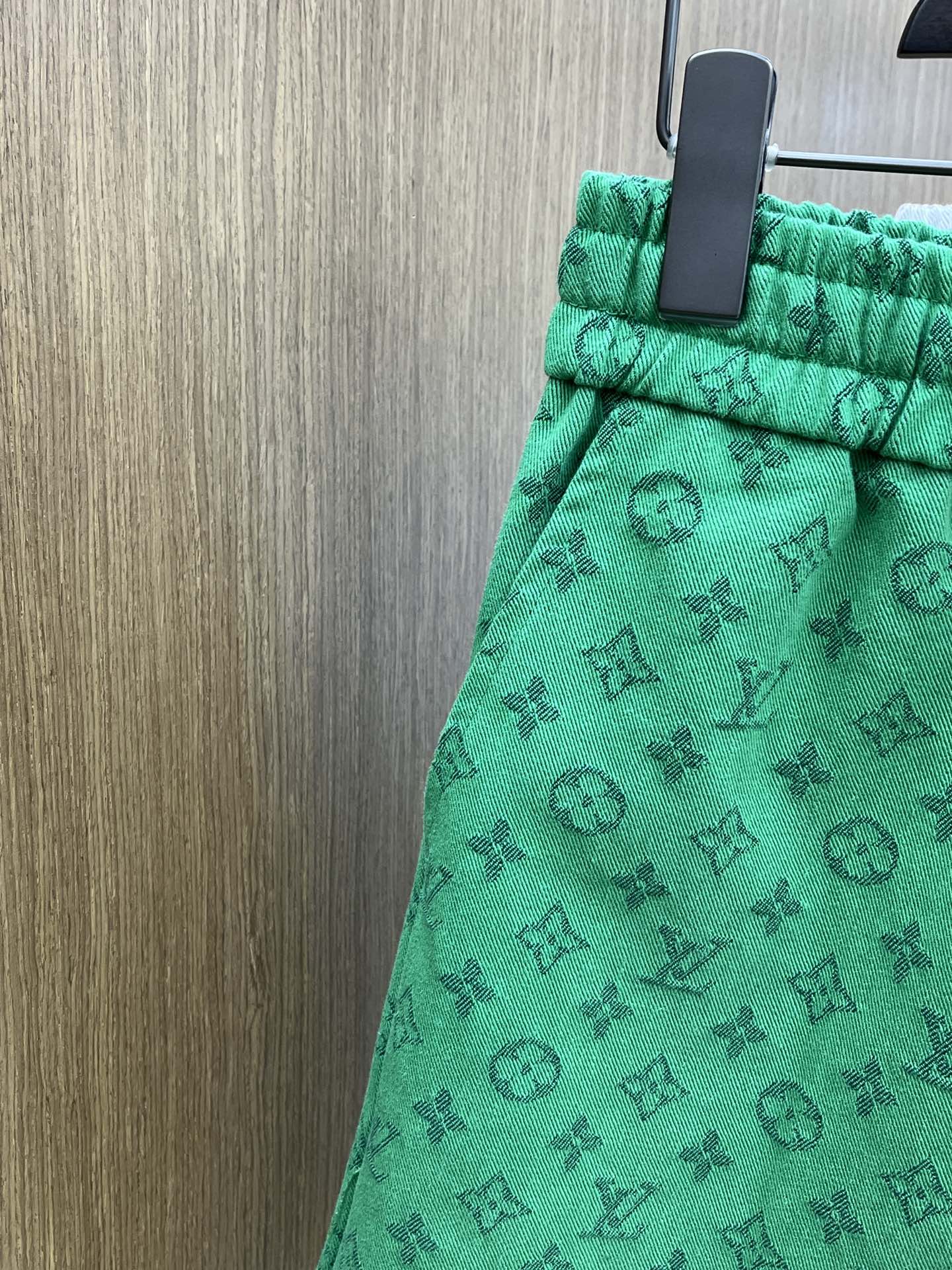  LV 🔥年夏季最新爆款来袭 男士休闲短裤  定制的面料柔软轻盈，上身超级舒服，辅料五金全是定制原版配件