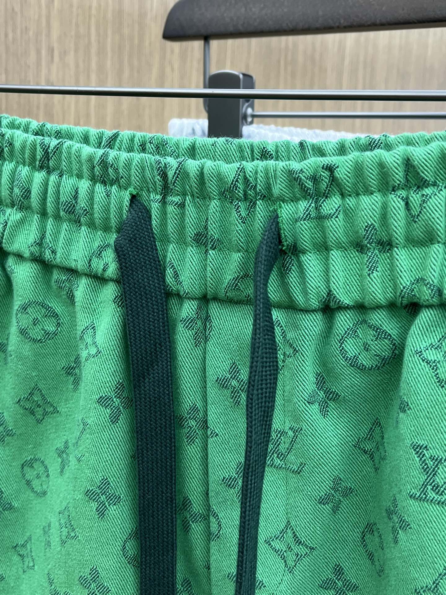  LV 🔥年夏季最新爆款来袭 男士休闲短裤  定制的面料柔软轻盈，上身超级舒服，辅料五金全是定制原版配件