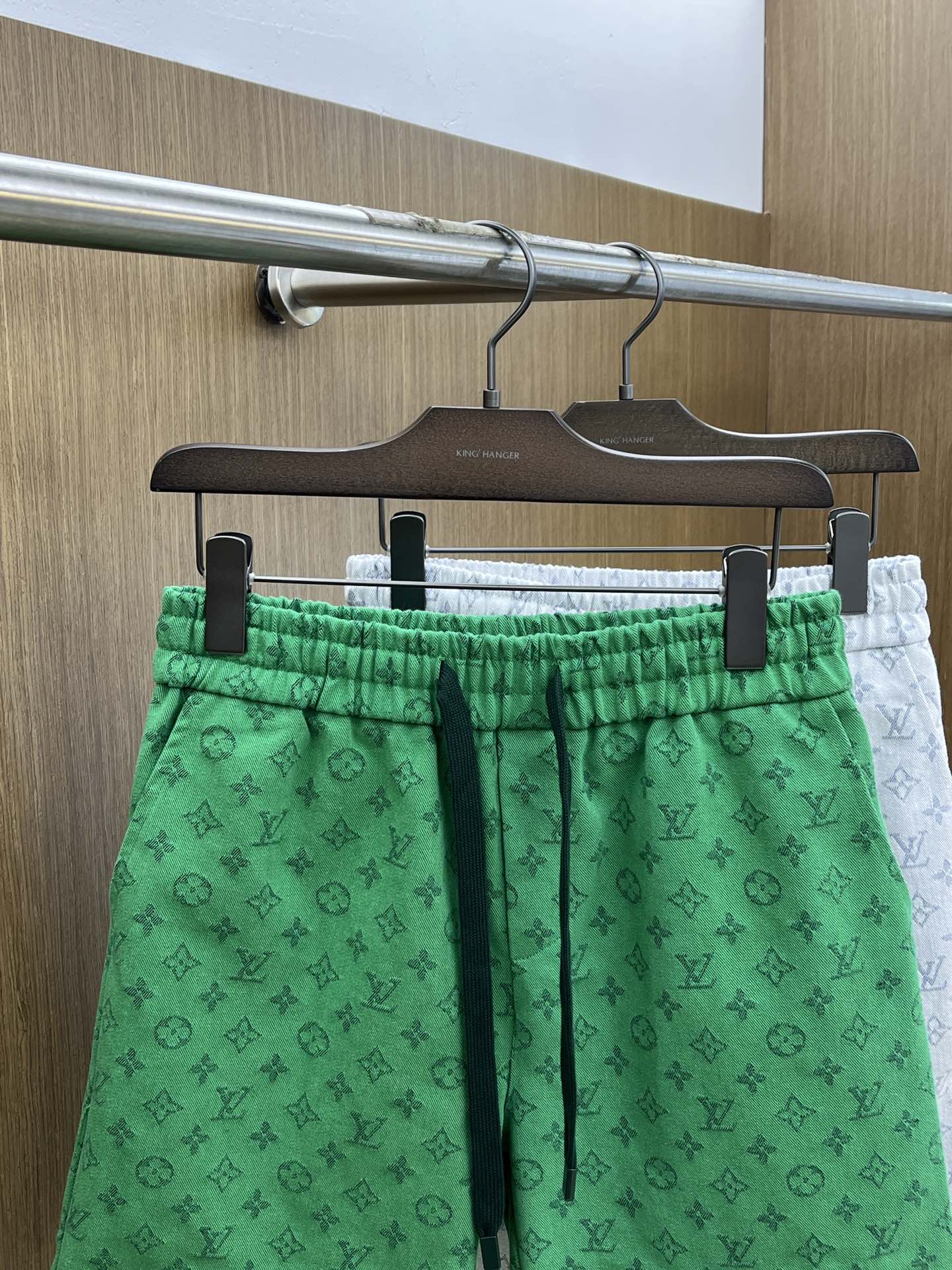  LV 🔥年夏季最新爆款来袭 男士休闲短裤  定制的面料柔软轻盈，上身超级舒服，辅料五金全是定制原版配件