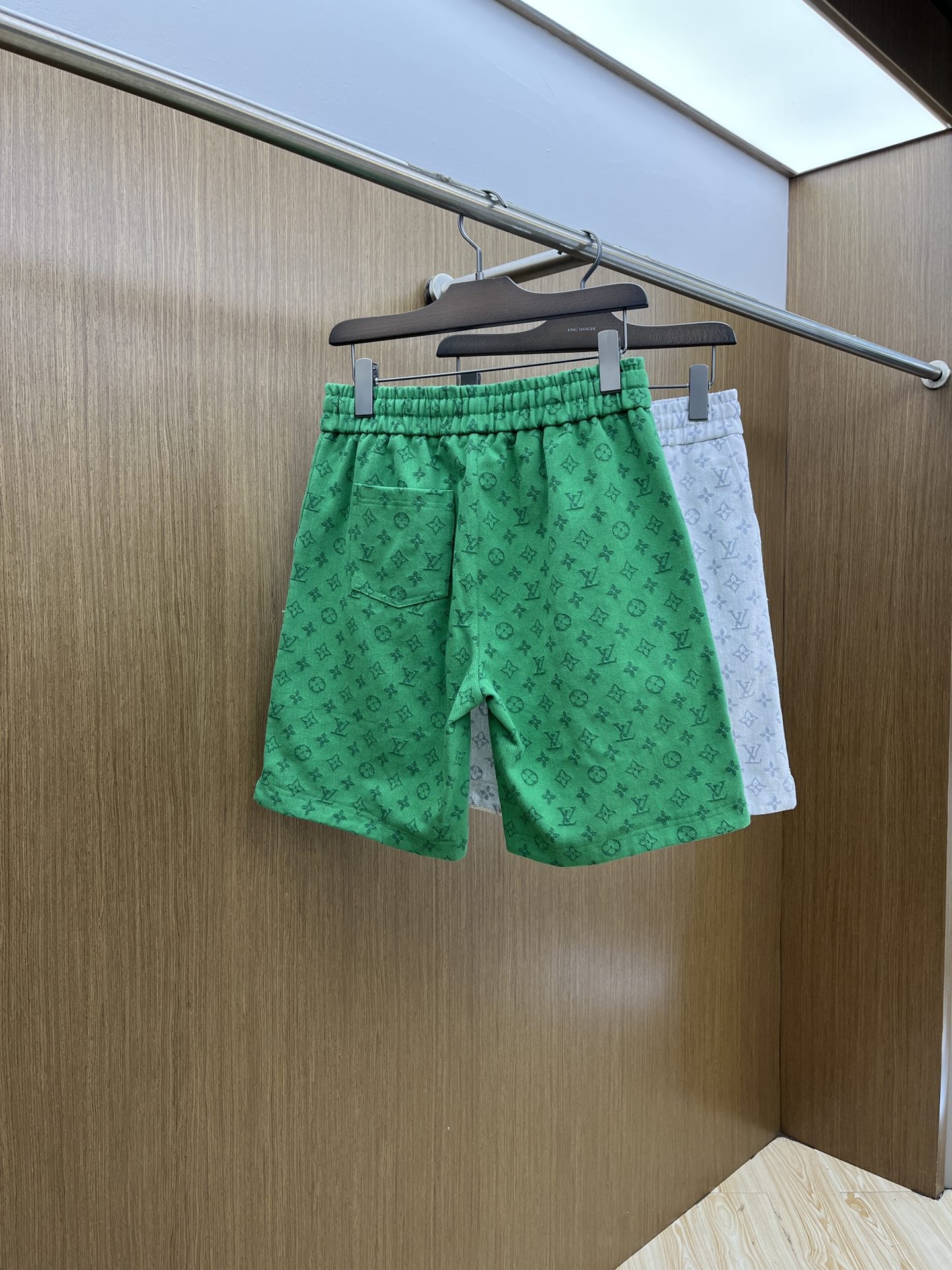  LV 🔥年夏季最新爆款来袭 男士休闲短裤  定制的面料柔软轻盈，上身超级舒服，辅料五金全是定制原版配件