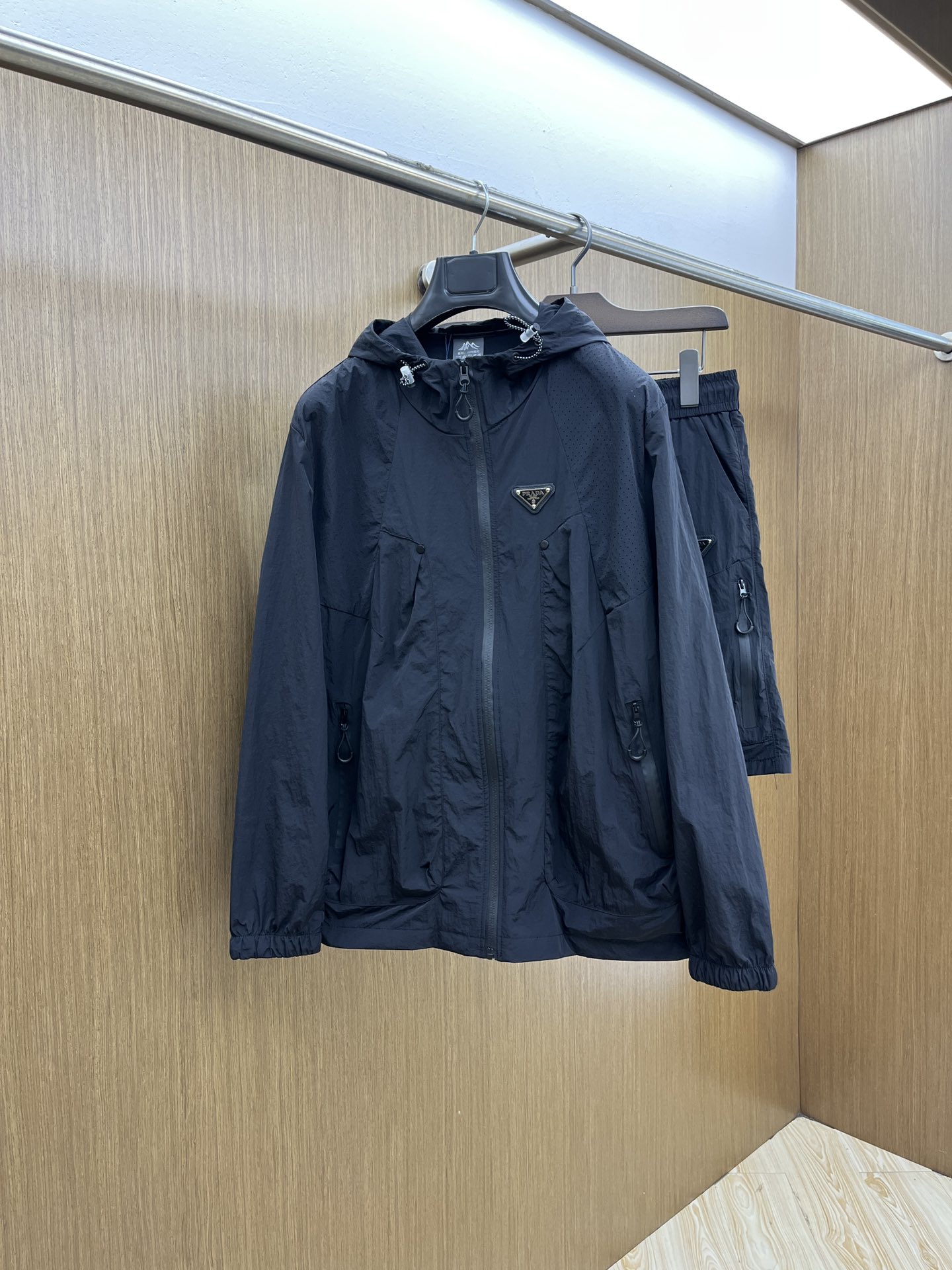 NO:418018,Men and women's same style/set PD Spring and summer classic new casual sun protection suit Urban fashion casual hooded ultra-thin fabric super soft fabric cool. Fashionable and urban versatile style, fast drying clothes, quick drying after washing, breathable and fashionable and beautiful. The special fabrics are all ultra-thin polyester fiber fabrics imported from the UK, with a light luster, unique texture, soft and smooth feel, and excellent details. They are not a product that ordinary fabrics can compare with. Conventional hooded design, classic embroidery labeling, very charming design, the hem and cuffs are elastic and tight ties, and the inner seam edging process is very in place. It gives outdoor users full experience and perfect protection, allowing us to get closer to the challenges of nature. The minimalist seasonal design elements, a must-have item for trendy men and women, a perfect slim fit, and FDL highly recommends!  Size S-4XL, Moncler, Hats, Alexander wang19860909男女同款/套 PD 春夏经典新款休闲防晒服套装 都市时尚休闲连帽款 超薄面料超软面料帅酷爆.时尚都市百搭款款,夏季必备神器,速干衣,水洗后快速脱水干爽,上身透气而且时尚靓丽,特供面料都是英国进口的超薄聚酯纤维纤维面料,淡淡光泽,质感独特,手感柔嫩顺滑,细节出色 不是一般面料所能对比的产品.常规的连帽设计,饰经典蒙口刺绣贴标,非常极具魅力的设计,下摆及袖口钧为松紧束口 内缝包边工艺,细节非常到位.给户外使用者充分的体验和完善的保护,让我们更接近大自然的挑战,.极简当季的设计元素,潮男潮女必备单品,完美修身版型,fdl强烈推荐！ 尺码S-4XL,,Moncler,hats,alexander wang,Men's clothing