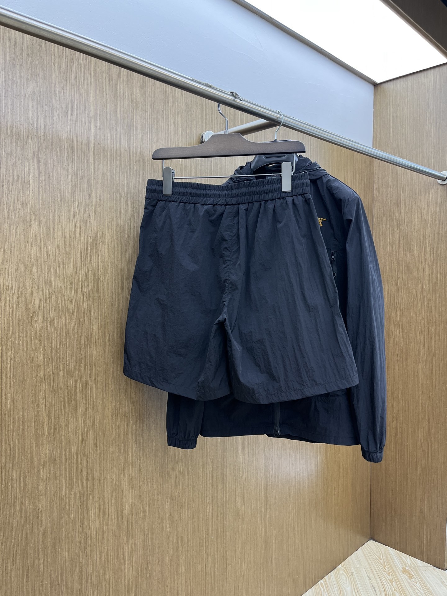 男女同款/套 ARC 🔥🔥春夏经典新款休闲防晒服套装 都市时尚休闲连帽款 超薄面料超软面料帅酷爆。时尚都