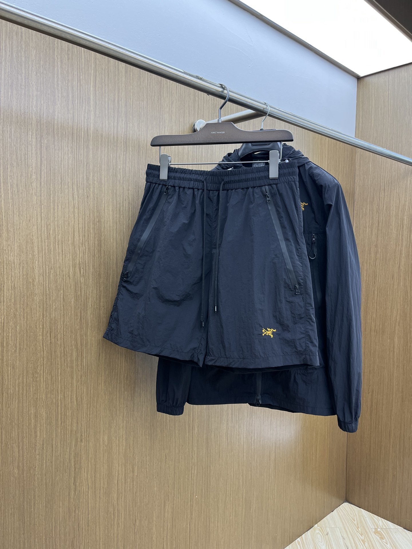 男女同款/套 ARC 🔥🔥春夏经典新款休闲防晒服套装 都市时尚休闲连帽款 超薄面料超软面料帅酷爆。时尚都