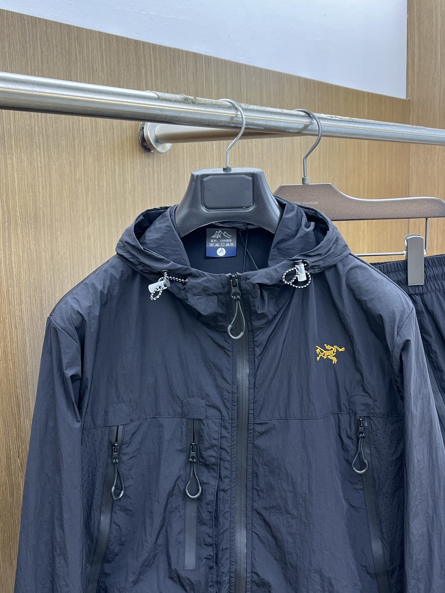 男女同款/套 ARC 🔥🔥春夏经典新款休闲防晒服套装 都市时尚休闲连帽款 超薄面料超软面料帅酷爆。时尚都