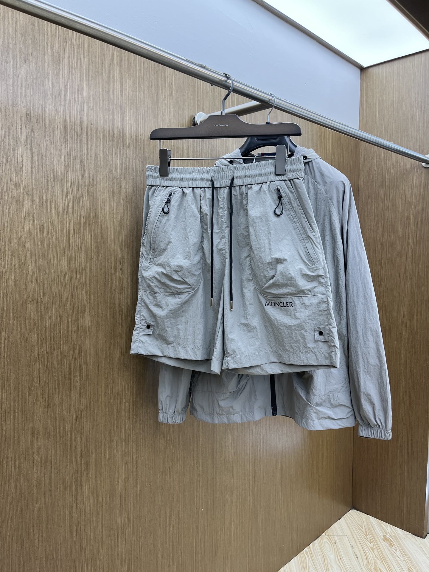男女同款/套 Mon 🔥🔥春夏经典新款休闲防晒服套装 都市时尚休闲连帽款 超薄面料超软面料帅酷爆。时尚都